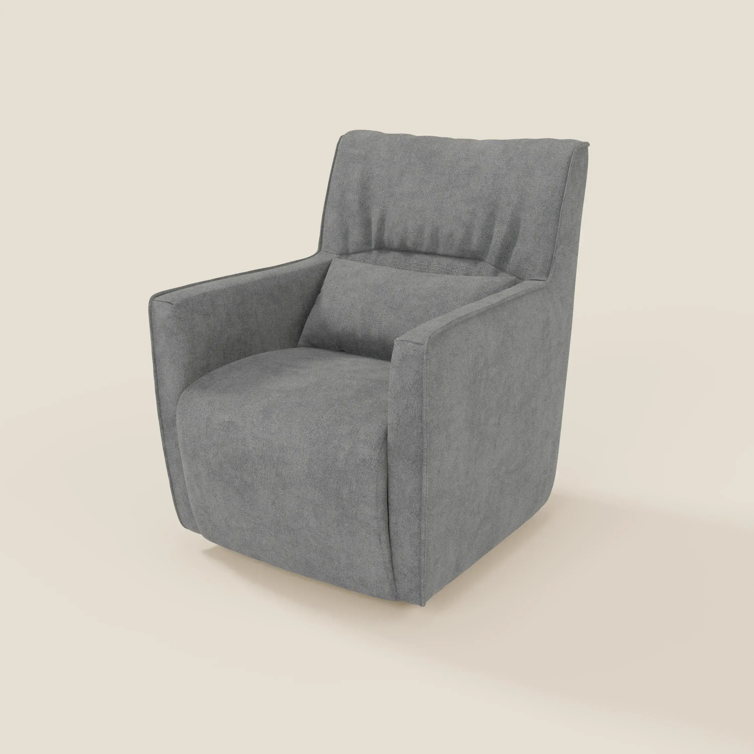 Tulla Poltrona girevole in tessuto impermeabile T02 grigio di Divani.Store è una poltrona moderna con seduta compatta, morbido tessuto impermeabile grigio, braccioli dritti, schienale angolato con poggiatesta, design squadrato e minimalista su sfondo bianco sporco.