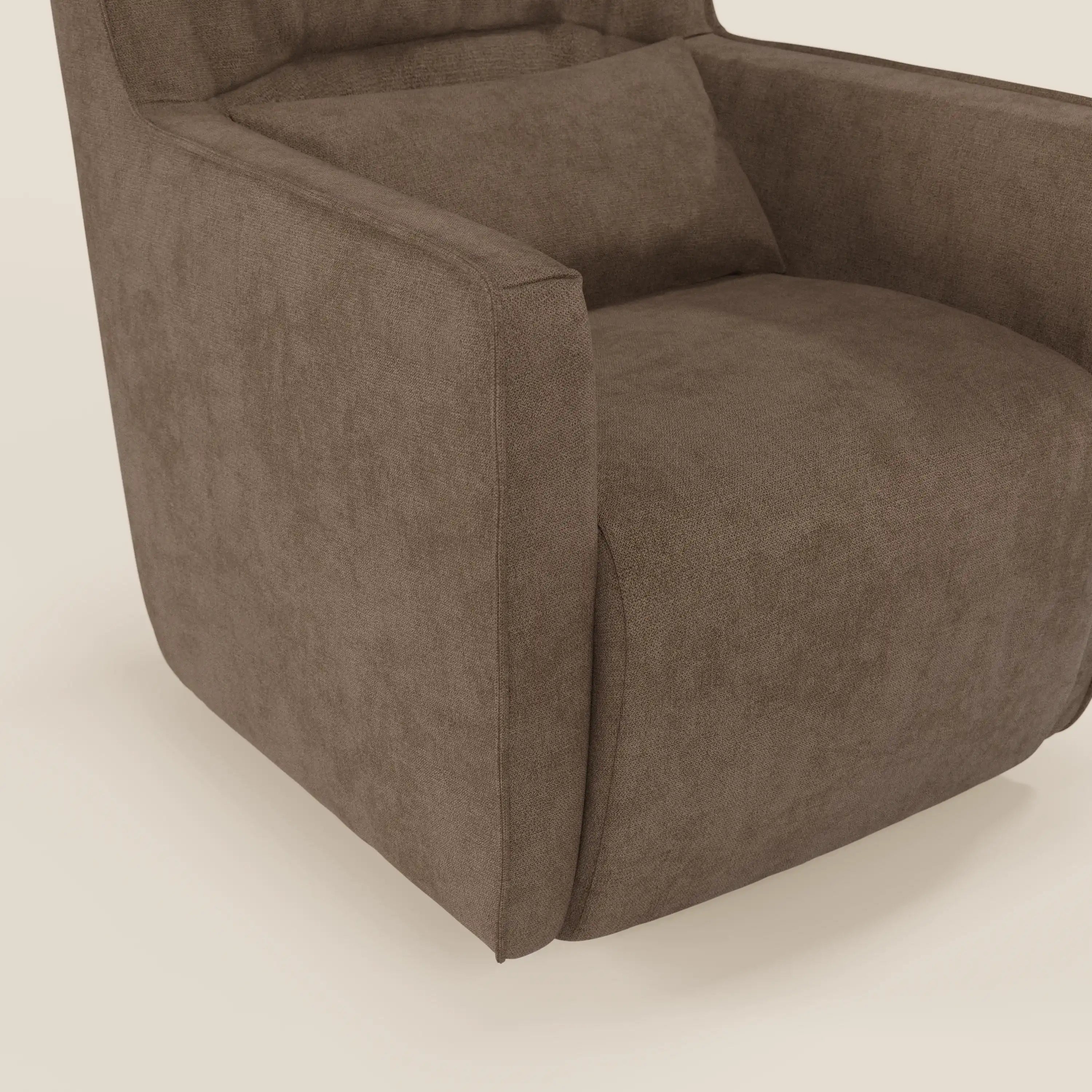 Primo piano della poltrona girevole Tulla in tessuto impermeabile T02 marrone di Divani.Store, caratterizzata da linee pulite, uno spesso cuscino di seduta, ampi braccioli e un cuscino lombare coordinato su uno sfondo bianco sporco.
