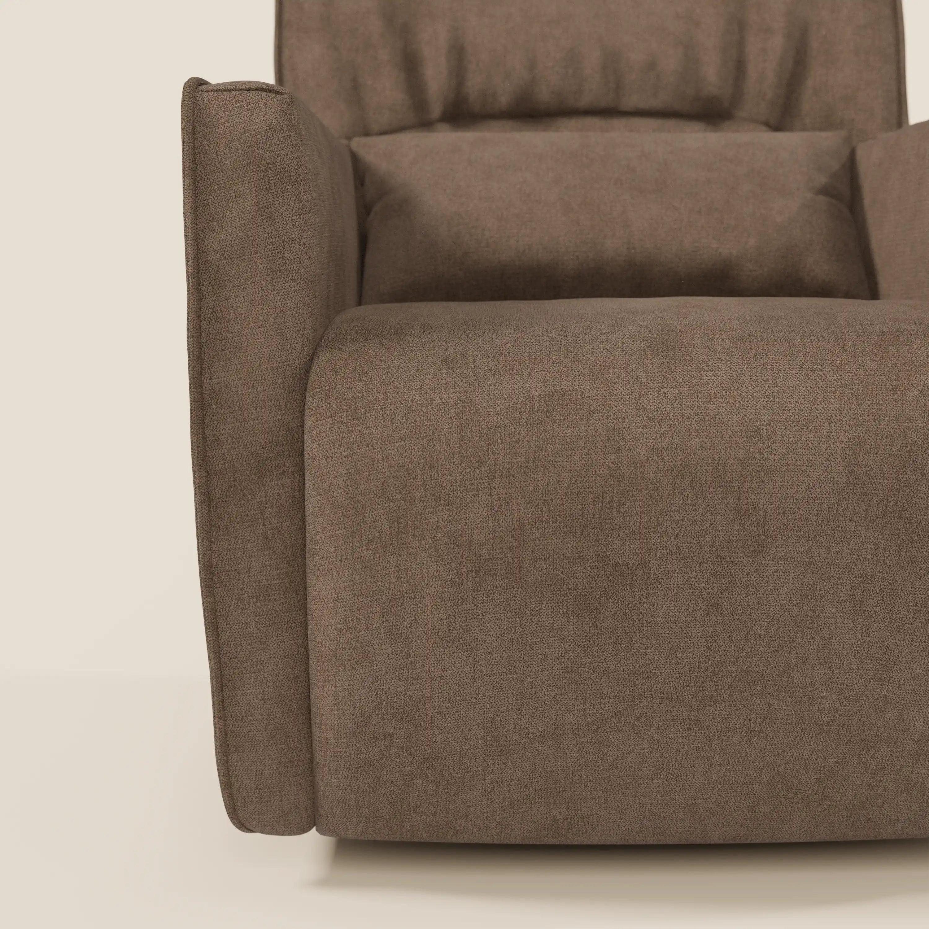 Primo piano di Divani.Store Tulla Poltrona girevole in tessuto impermeabile T02 marrone, che mette in evidenza la seduta compatta, il bracciolo sinistro, lo schienale imbottito e il design squadrato e minimalista con rivestimento marrone morbido su sfondo bianco sporco.