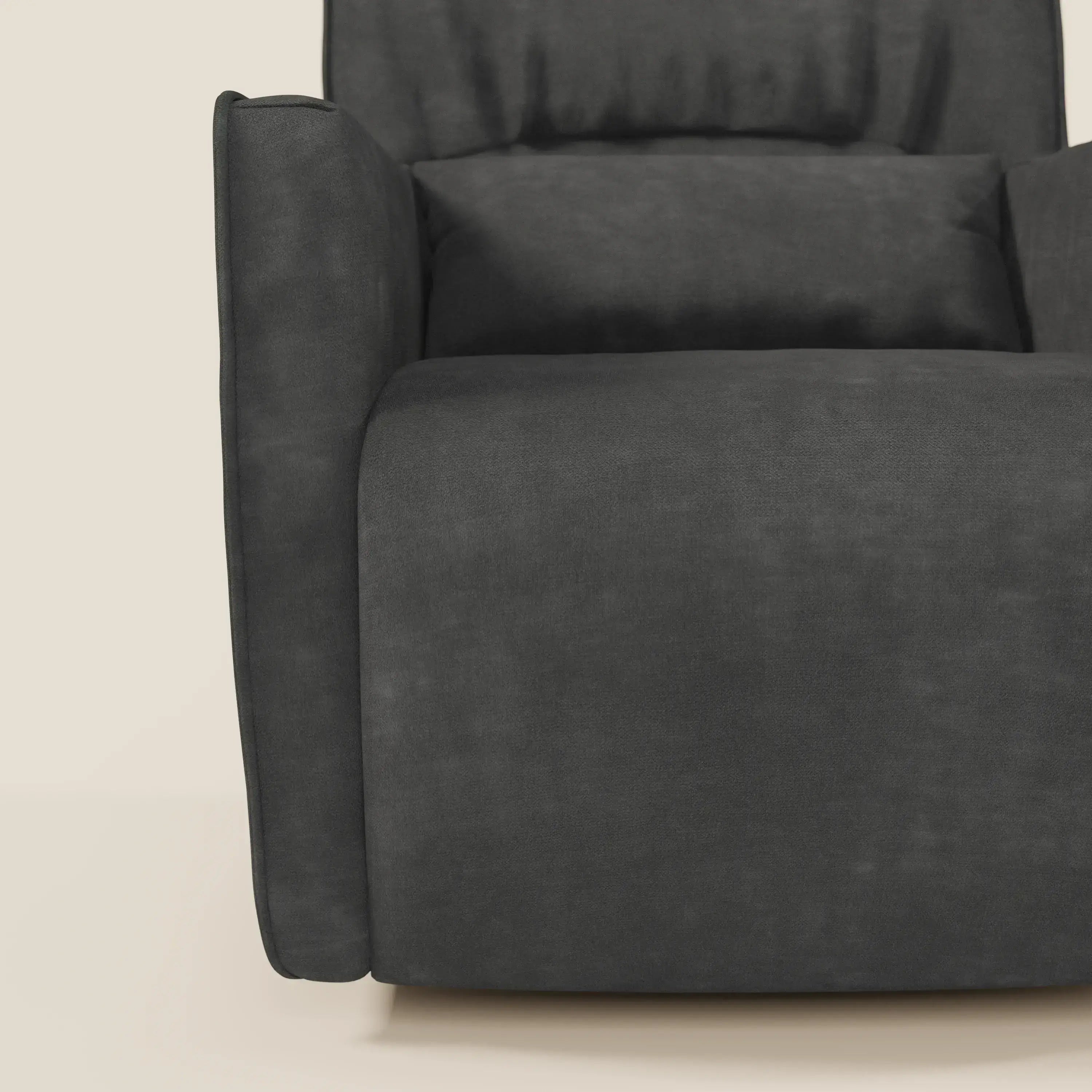 Un primo piano di Tulla Poltrona girevole in tessuto impermeabile T02 nero di Divani.Store mostra il suo design squadrato e moderno, con bracciolo e sedile spesso imbottiti, rivestiti in tessuto nero su sfondo beige chiaro.