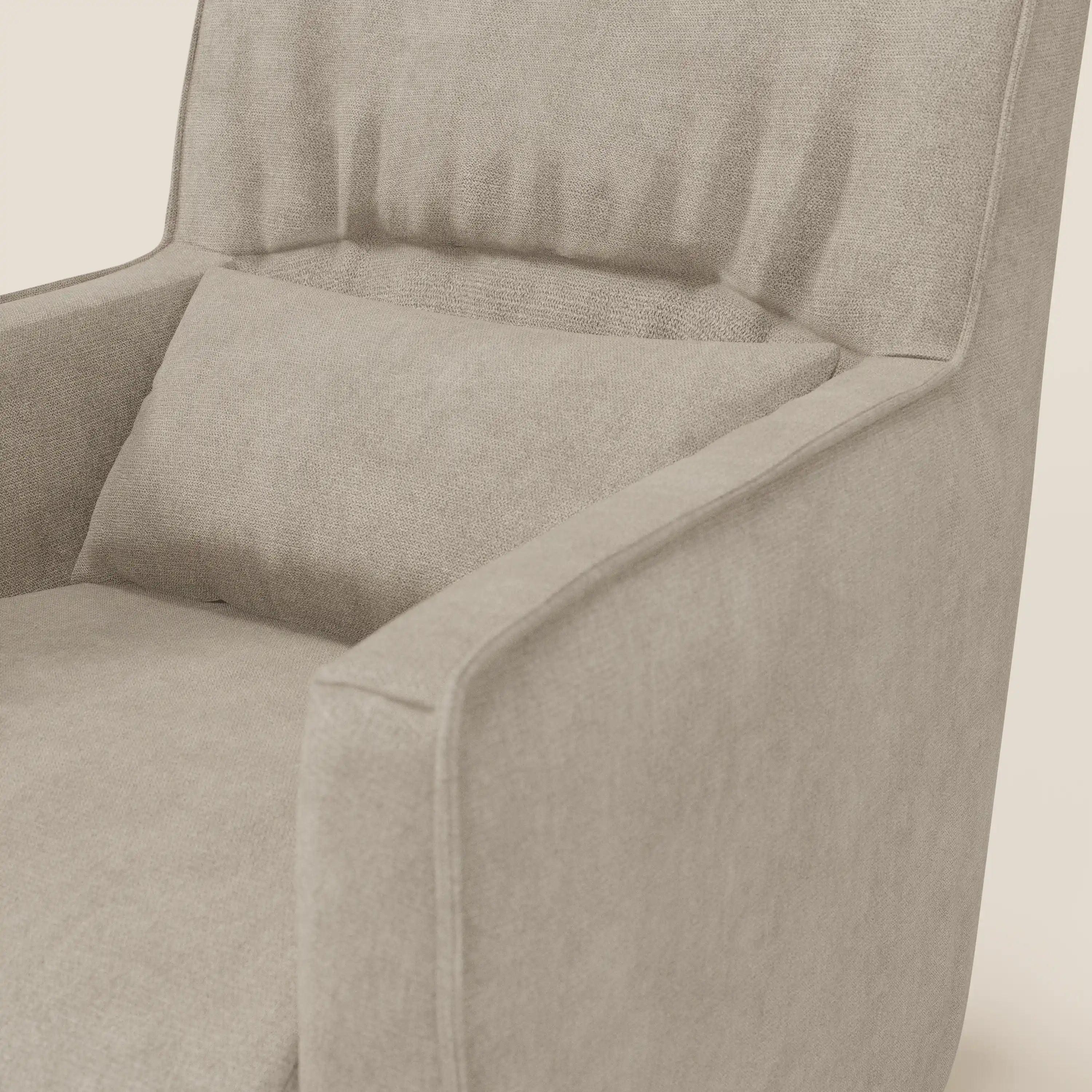 Primo piano di Tulla Poltrona girevole in tessuto impermeabile T02 panna di Divani.Store. Questa moderna poltrona girevole è caratterizzata da un tessuto idrorepellente beige, linee pulite, braccioli angolati e cuscini in tessuto. Lo sfondo è un semplice colore chiaro.