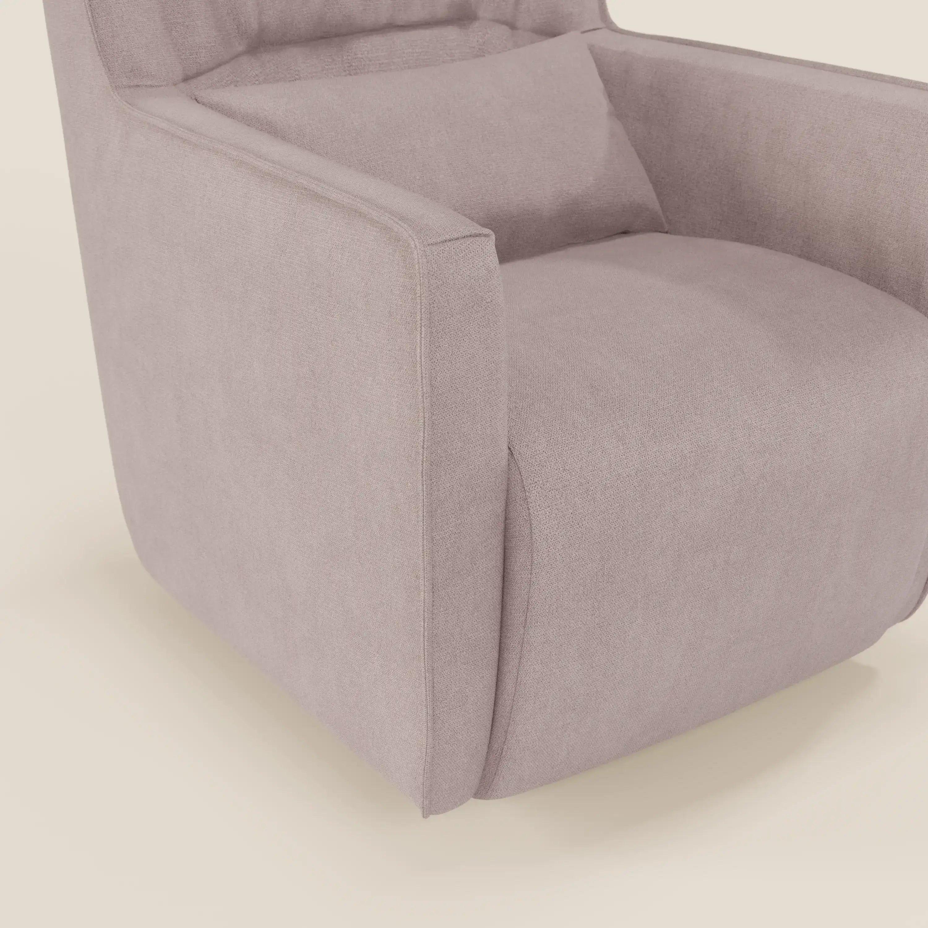 Un primo piano di Tulla Poltrona girevole in tessuto impermeabile T02 rosa di Divani.Store mostra la seduta moderna e squadrata, il cuscino rettangolare, i braccioli e parte dello schienale su uno sfondo chiaro.