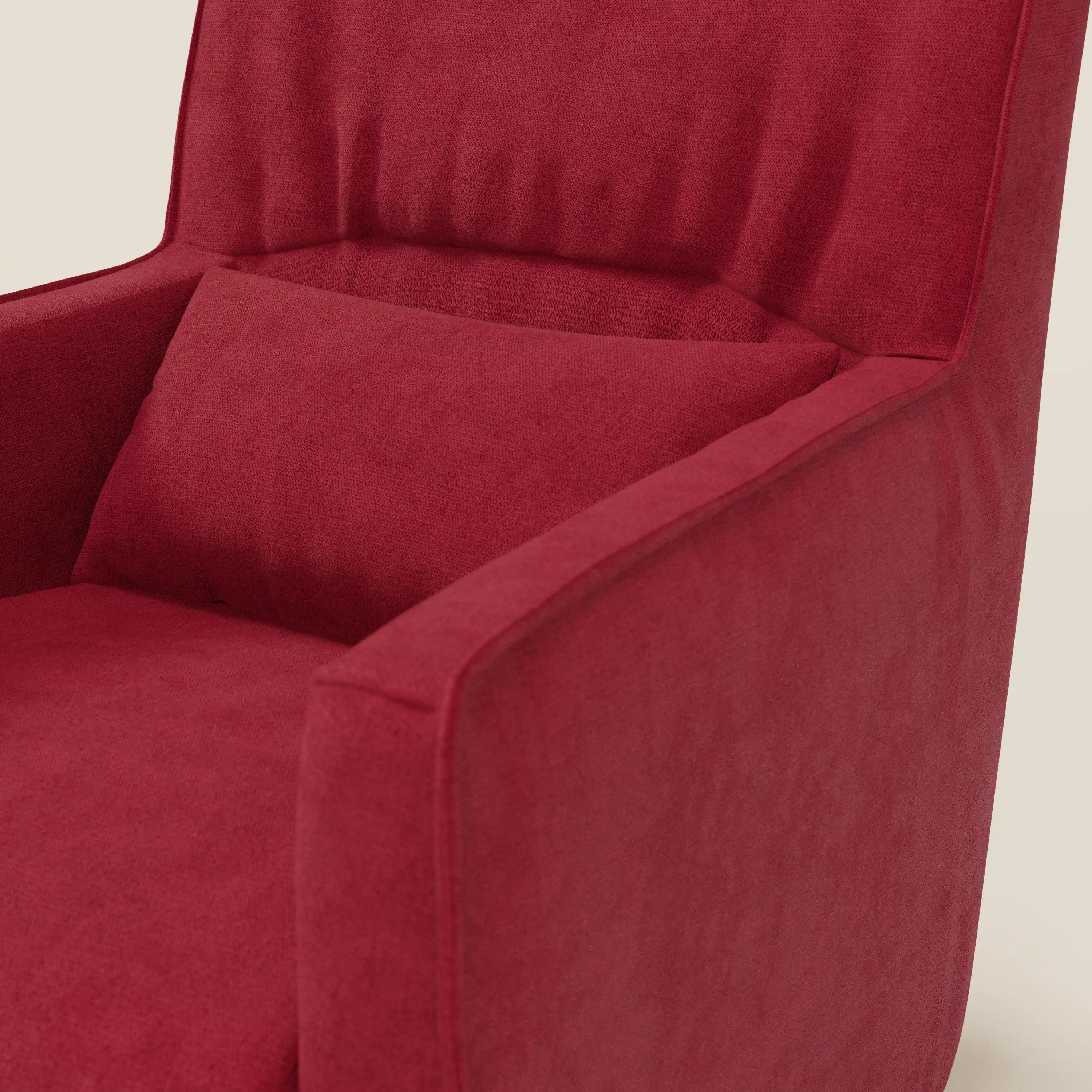 Primo piano di Tulla Poltrona girevole in tessuto impermeabile T02 rosso di Divani.Store, che mostra la sua morbida seduta, il cuscino coordinato e l'alto schienale con sottili pieghe su un semplice sfondo bianco sporco.