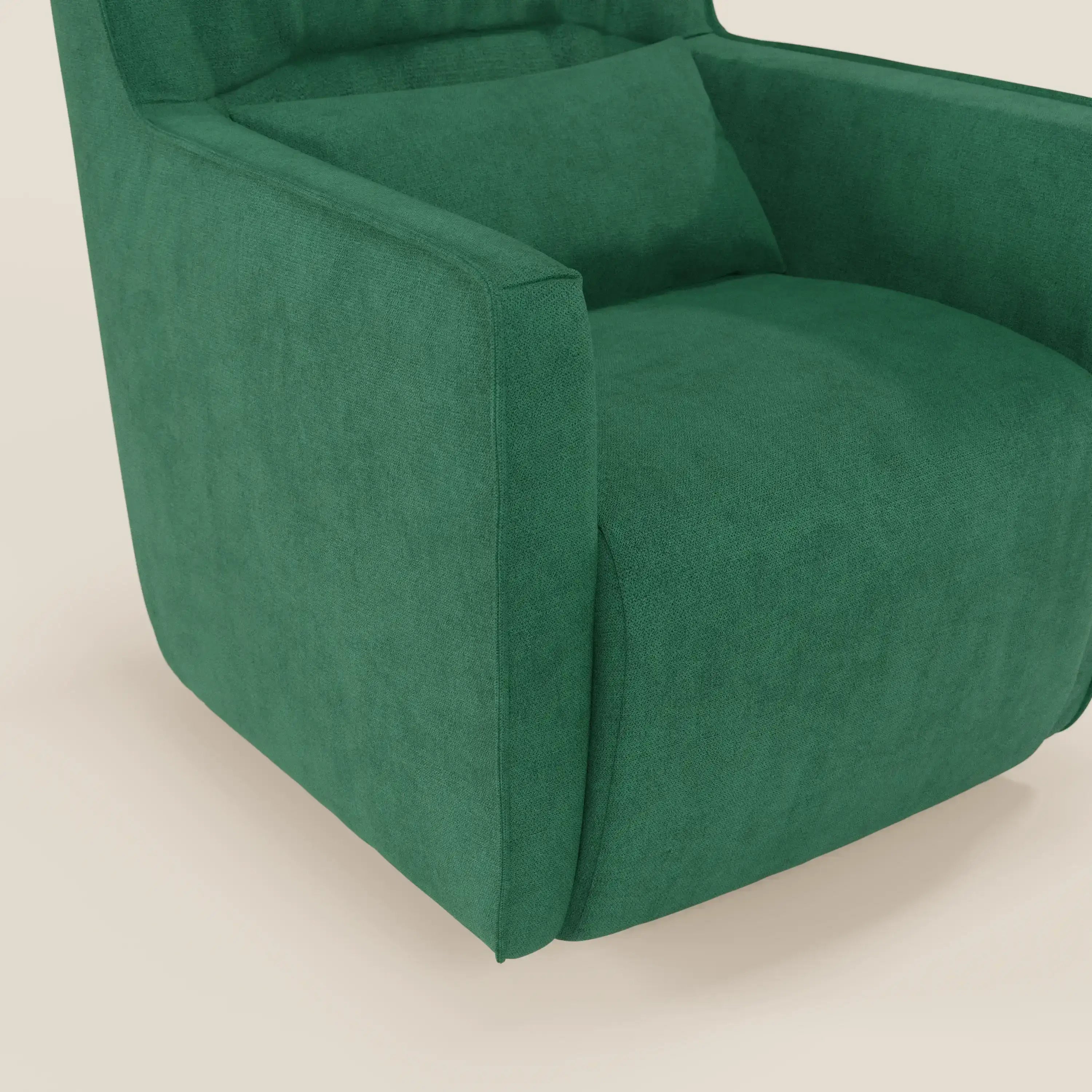 Un primo piano di Tulla Poltrona girevole in tessuto impermeabile T02 verde di Divani.Store mostra le linee pulite, la seduta morbida e il cuscino dello schienale coordinato. La poltrona compatta verde è collocata su uno sfondo chiaro, con parte dello schienale visibile e senza gambe.
