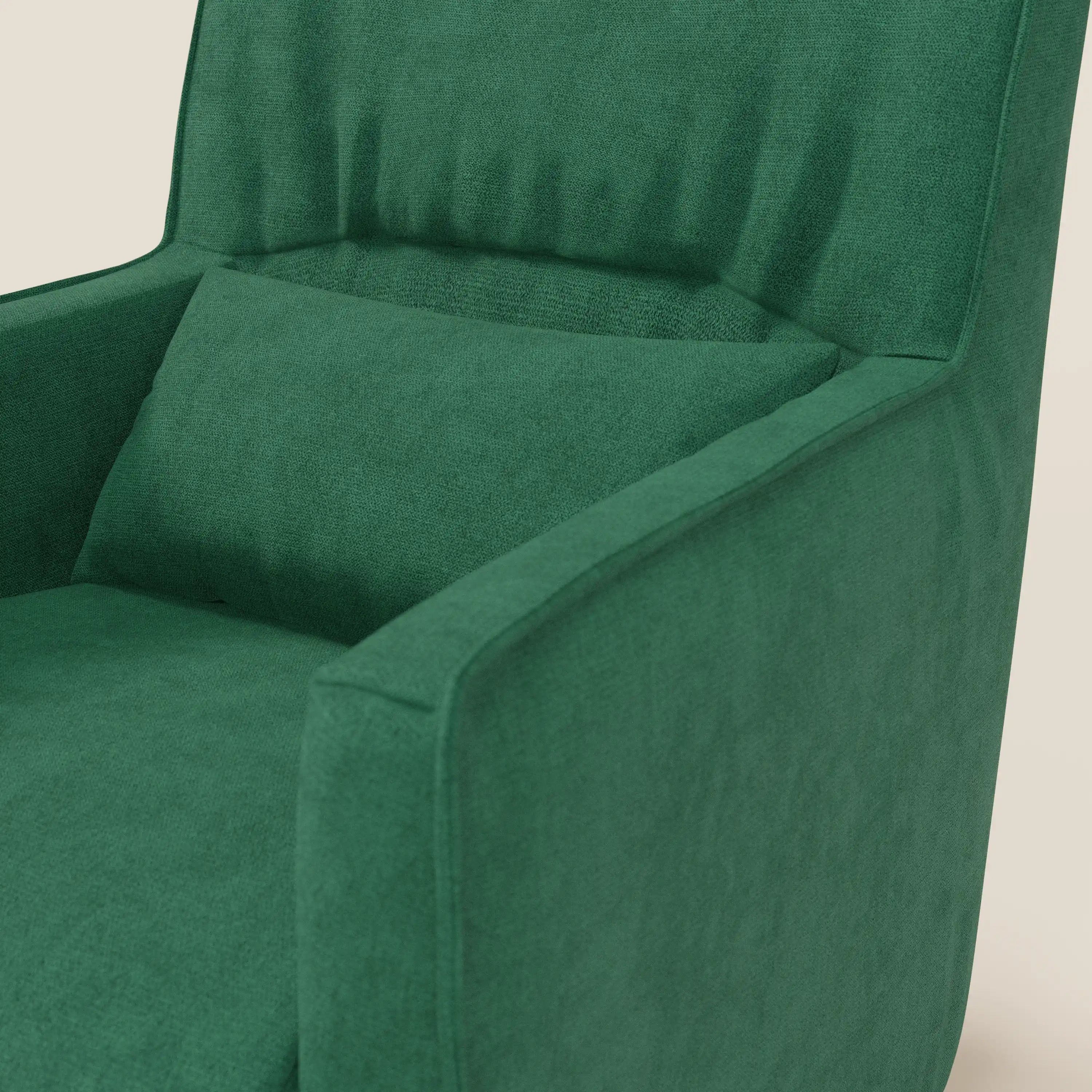 La poltrona girevole Tulla in tessuto impermeabile T02 verde di Divani.Store è caratterizzata da una morbida imbottitura verde smeraldo, uno schienale imbottito con cuscino rettangolare, linee pulite e robusti braccioli angolati per un look moderno.