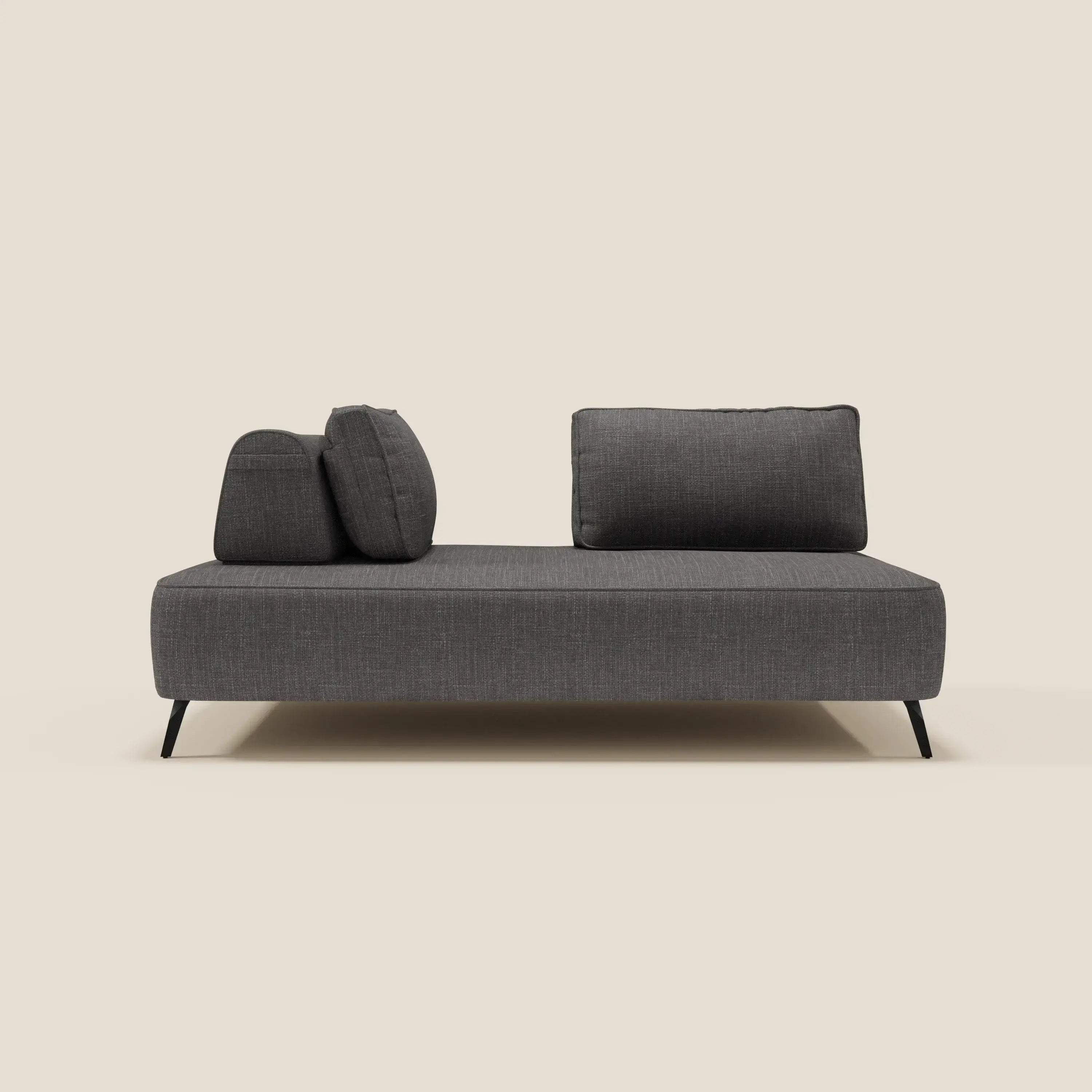 Il divano modulare Volta di Divani.Store, con schienali mobili in raffinato tessuto ciniglia T06 antracite, unisce linee pulite e design contemporaneo per un comfort su misura, perfetto in ambienti moderni ed essenziali.