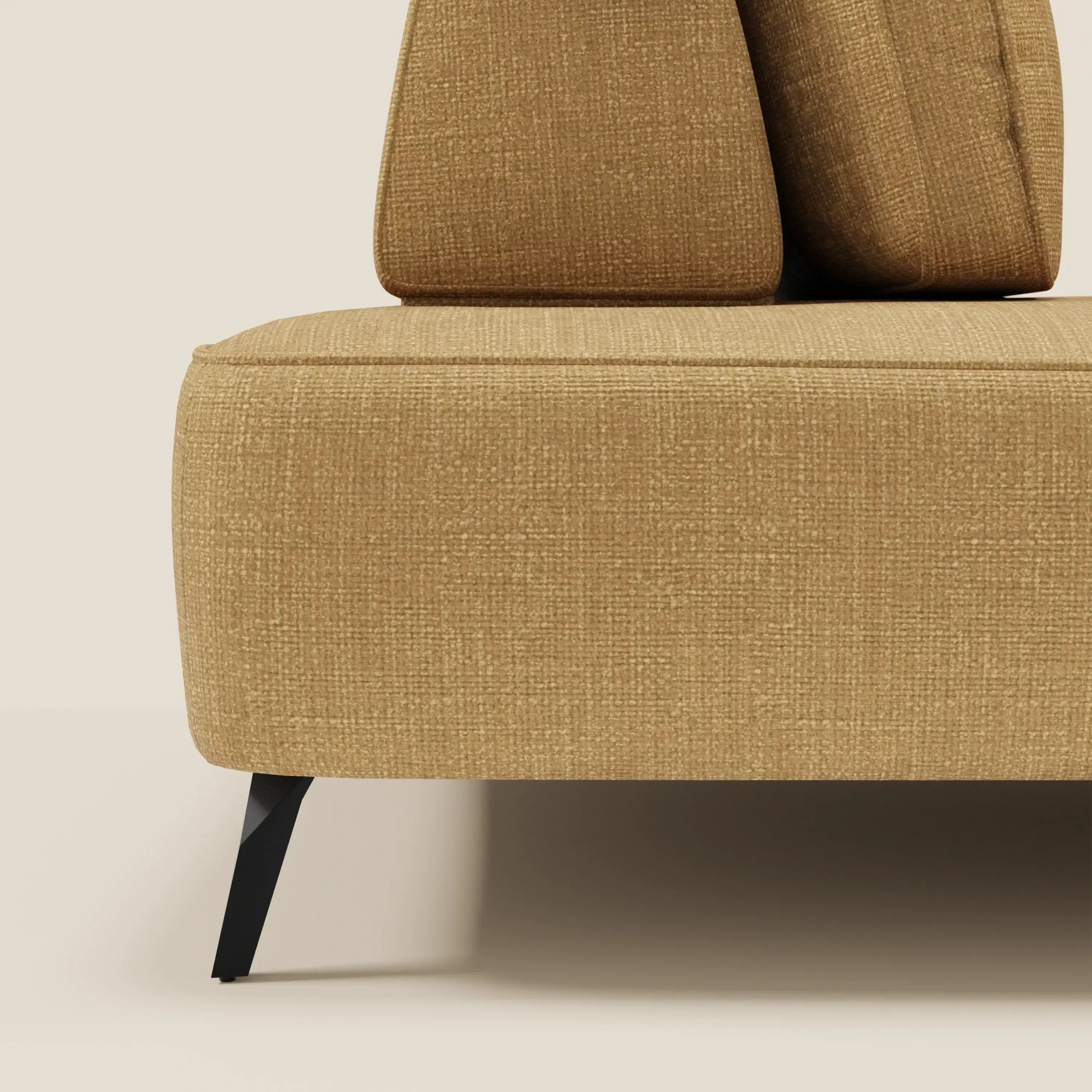 Primo piano di Volta divano modulare con schienali mobili in tessuto ciniglia T06 giallo di Divani.Store, che mostra l'angolo inferiore e parte dello schienale. L'elegante gamba in metallo nero evidenzia il suo design moderno su uno sfondo beige neutro.
