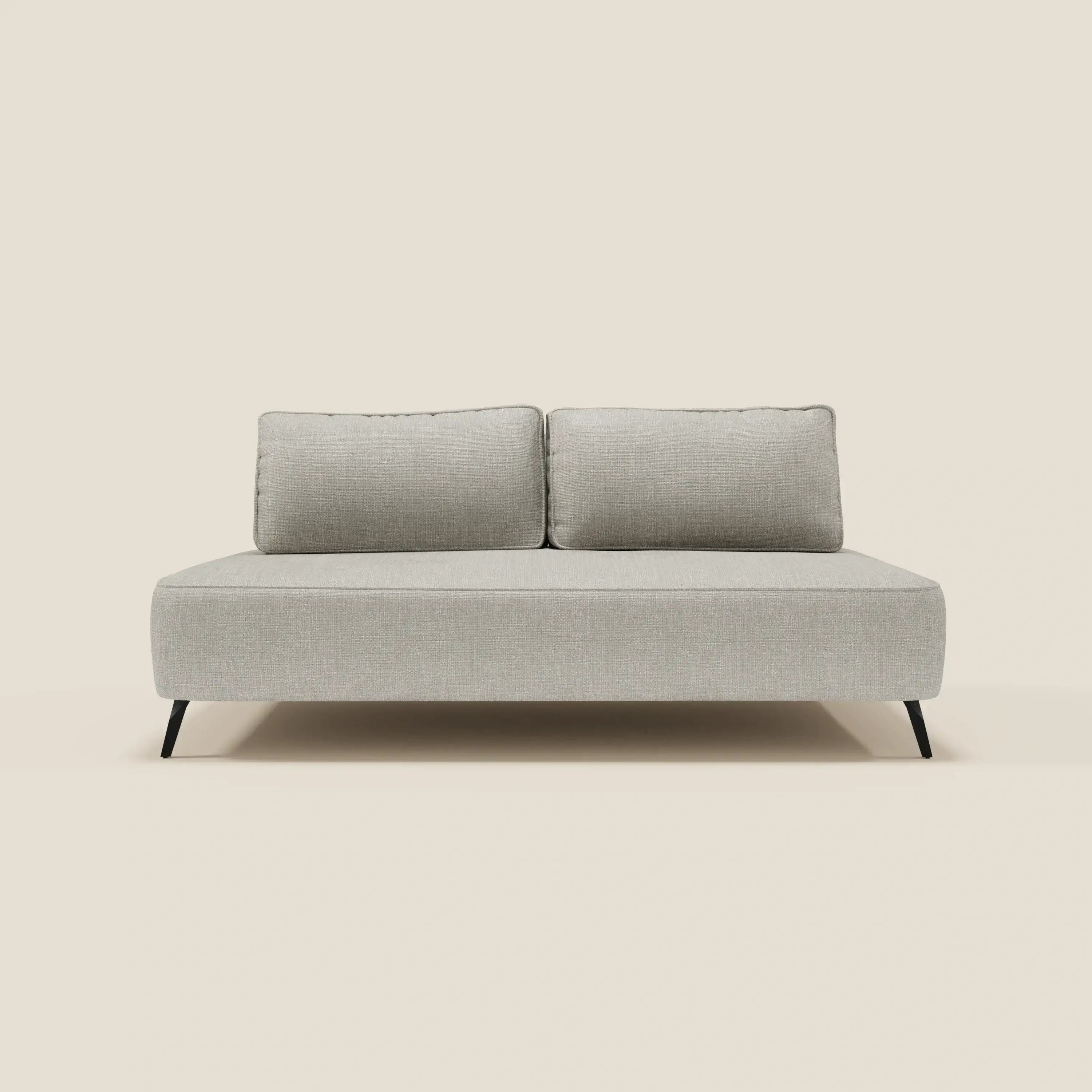 Il divano modulare Volta con schienali mobili in tessuto ciniglia T06 grigio chiaro di Divani.Store, un divano minimalista a due posti con ampi cuscini di schienale e sottili gambe nere, spicca su un semplice sfondo crema.