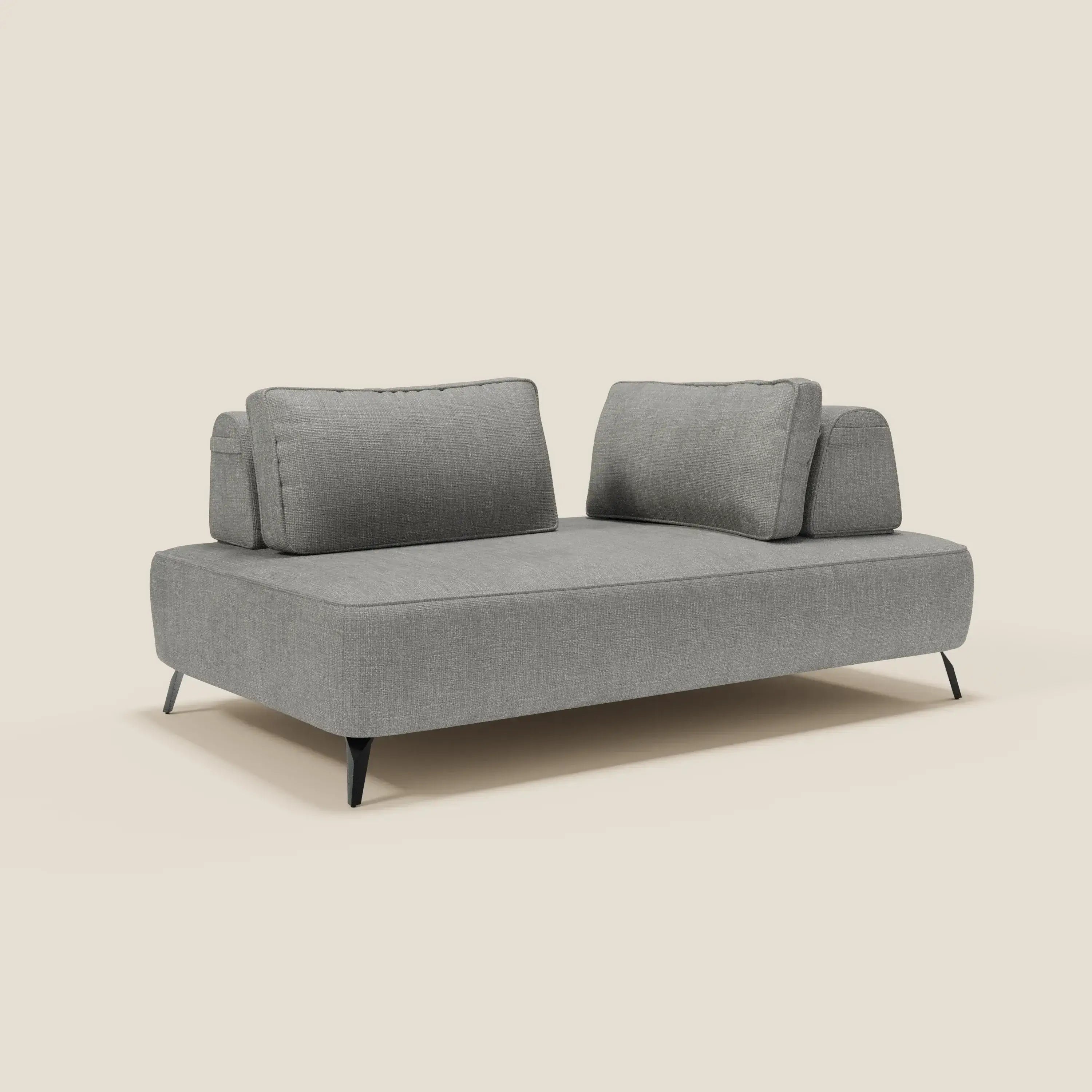 Il divano modulare Volta di Divani.Store in tessuto ciniglia T06 grigio presenta due grandi schienali mobili rettangolari, gambe nere inclinate e un design contemporaneo senza braccioli su sfondo beige.
