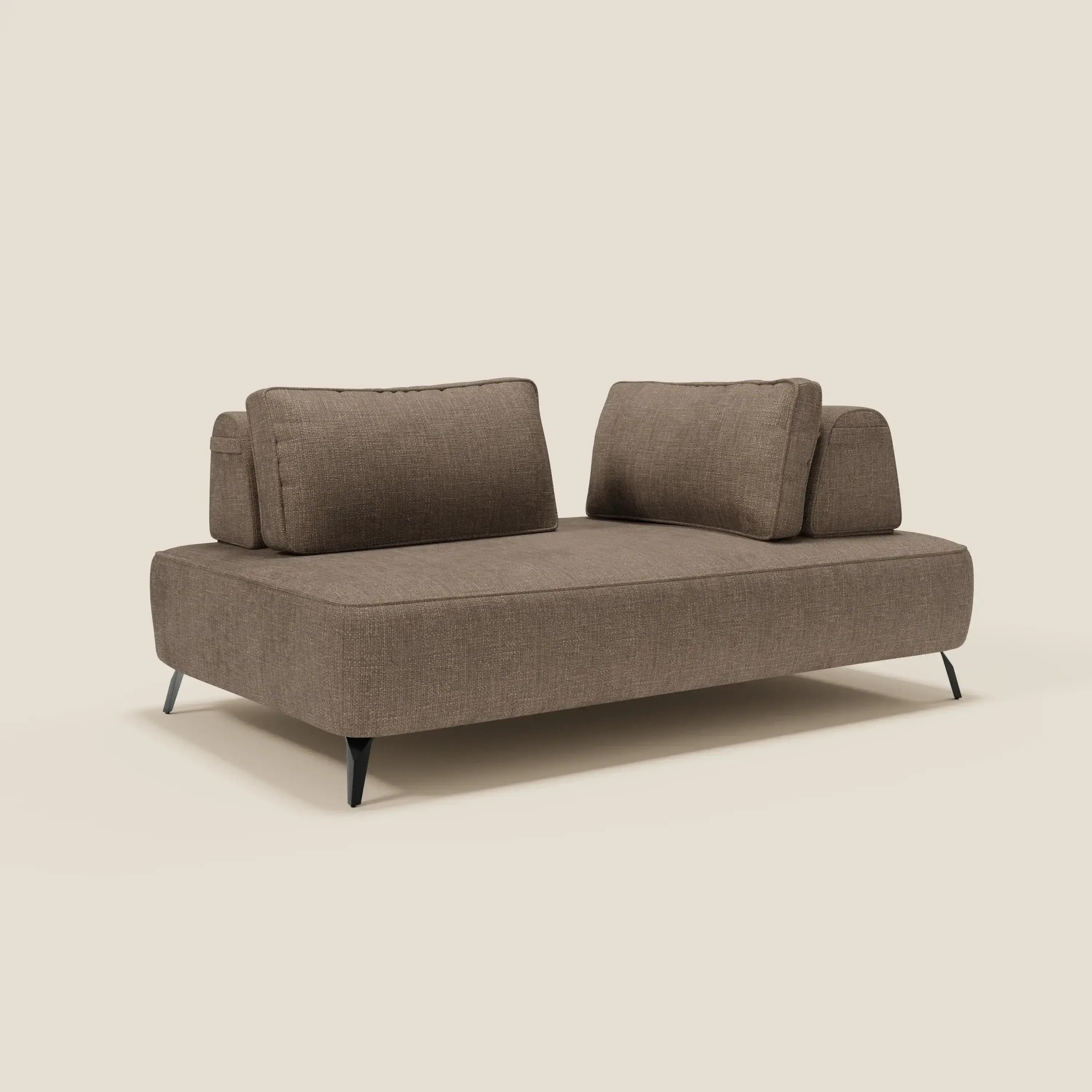 Il divano modulare Volta con schienali mobili in raffinato tessuto ciniglia T06 marrone di Divani.Store presenta due ampi schienali mobili, gambe nere inclinate e un design minimale e contemporaneo su sfondo beige chiaro.