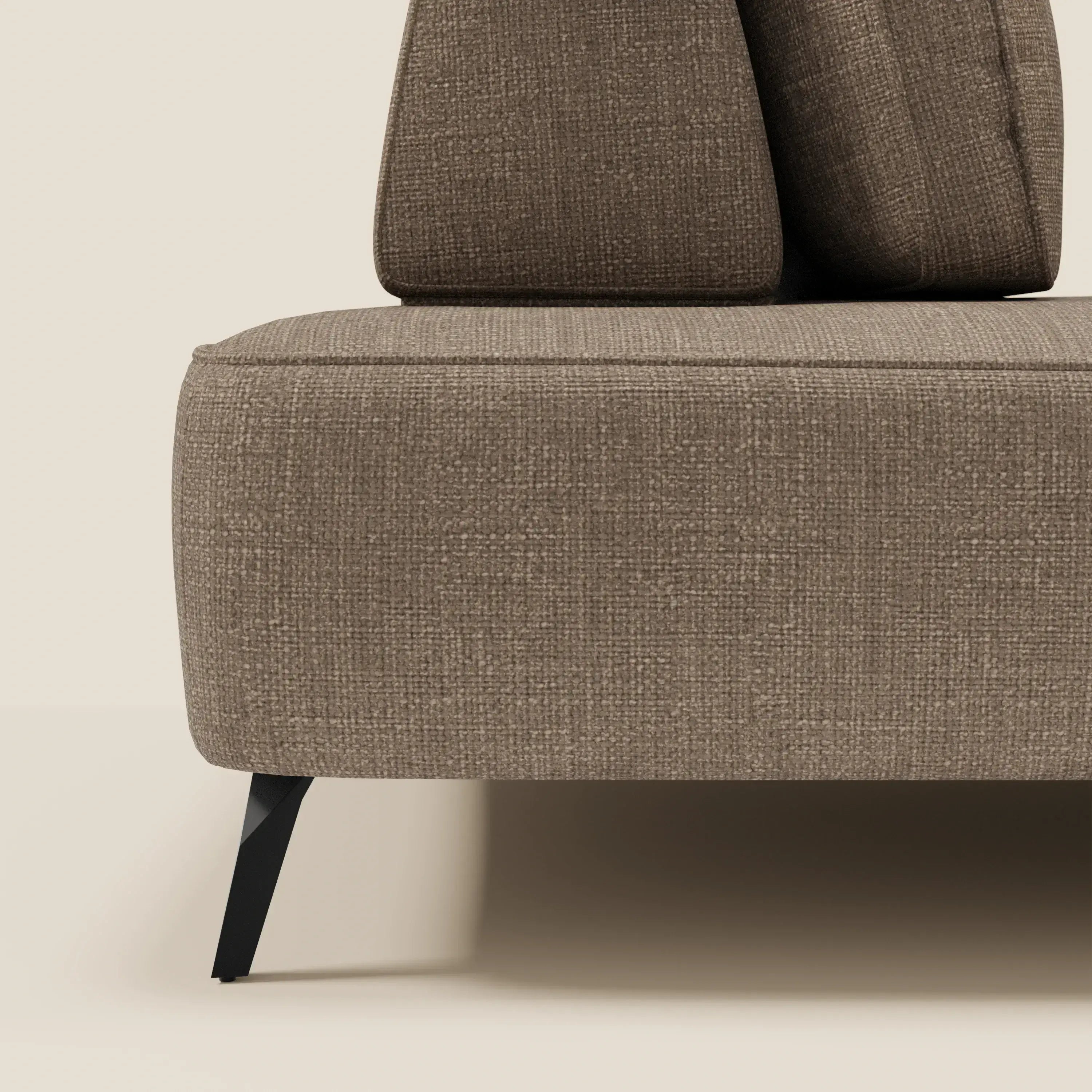 Primo piano del divano modulare Volta di Divani.Store con schienali mobili in raffinato tessuto ciniglia T06 marrone, che mette in evidenza il rivestimento marrone testurizzato, la gamba in metallo angolato nero e i due grandi cuscini dello schienale su uno sfondo beige chiaro.