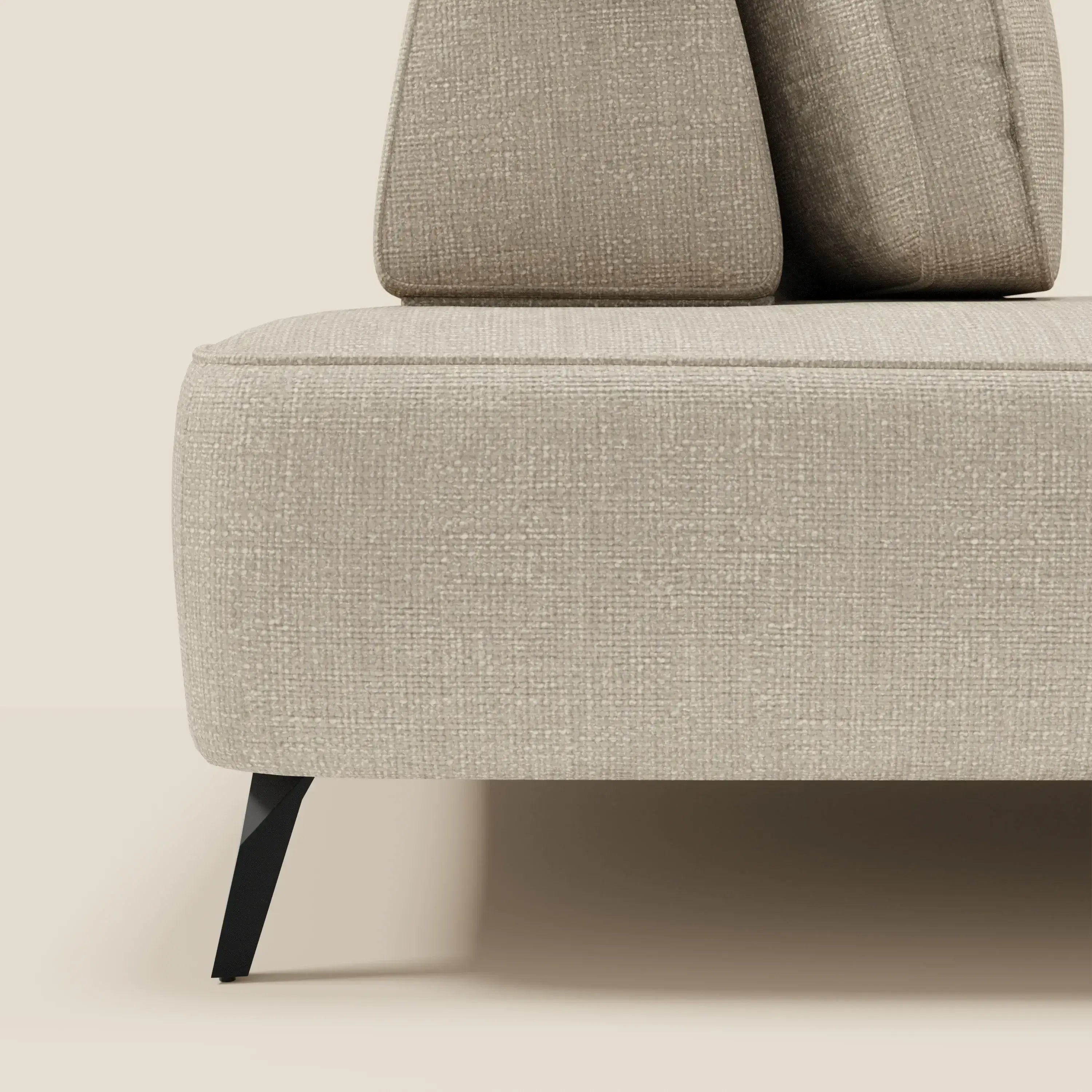 Un primo piano di Volta divano modulare con schienali mobili in raffinato tessuto ciniglia T06 panna di Divani.Store ne evidenzia il design elegante e contemporaneo e il fascino versatile.