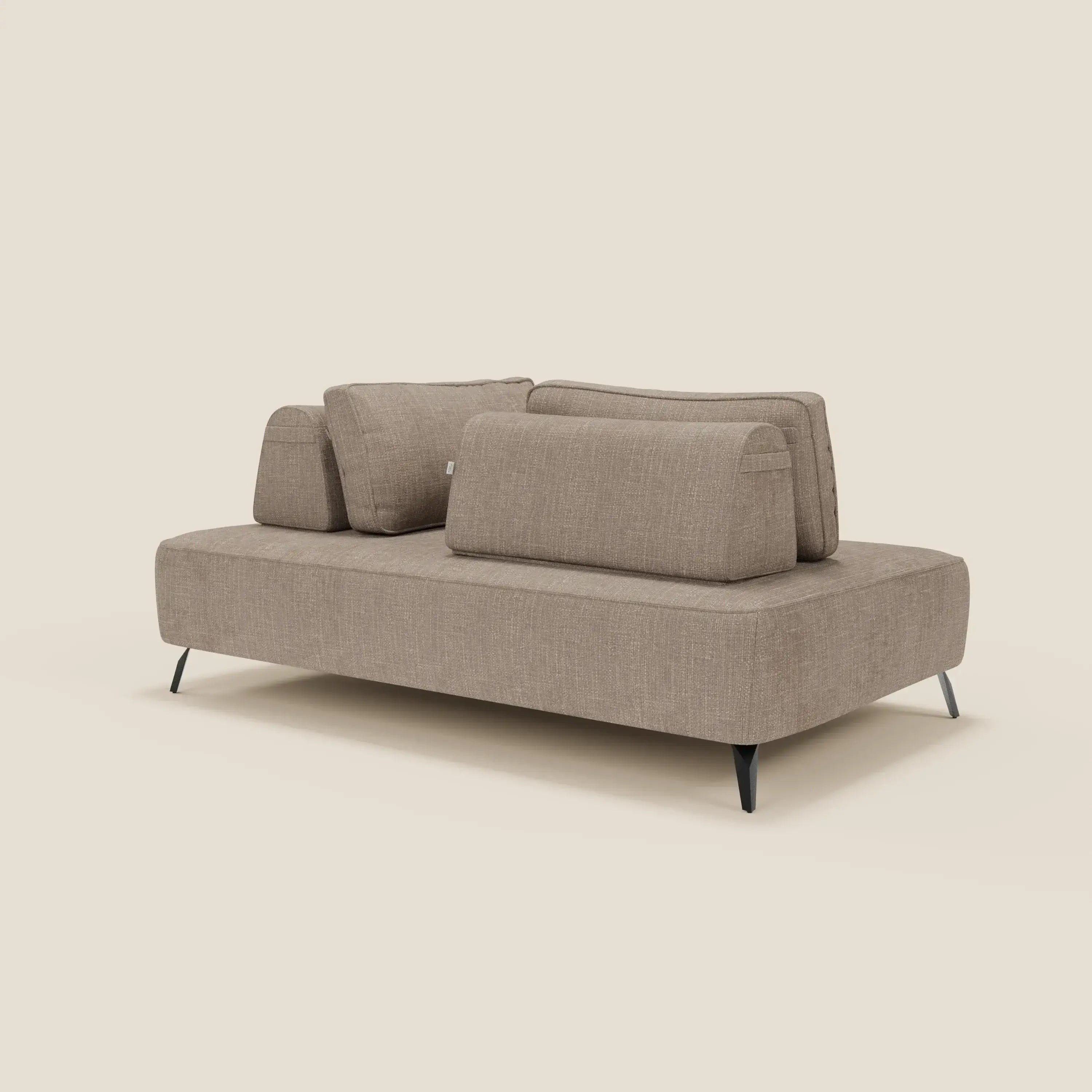 Il divano modulare Volta di Divani.Store, in raffinato tessuto ciniglia T06 tortora, ha linee pulite, schienali mobili, due cuscini bracciolo e gambe nere sottili. Design contemporaneo minimalista su sfondo crema.