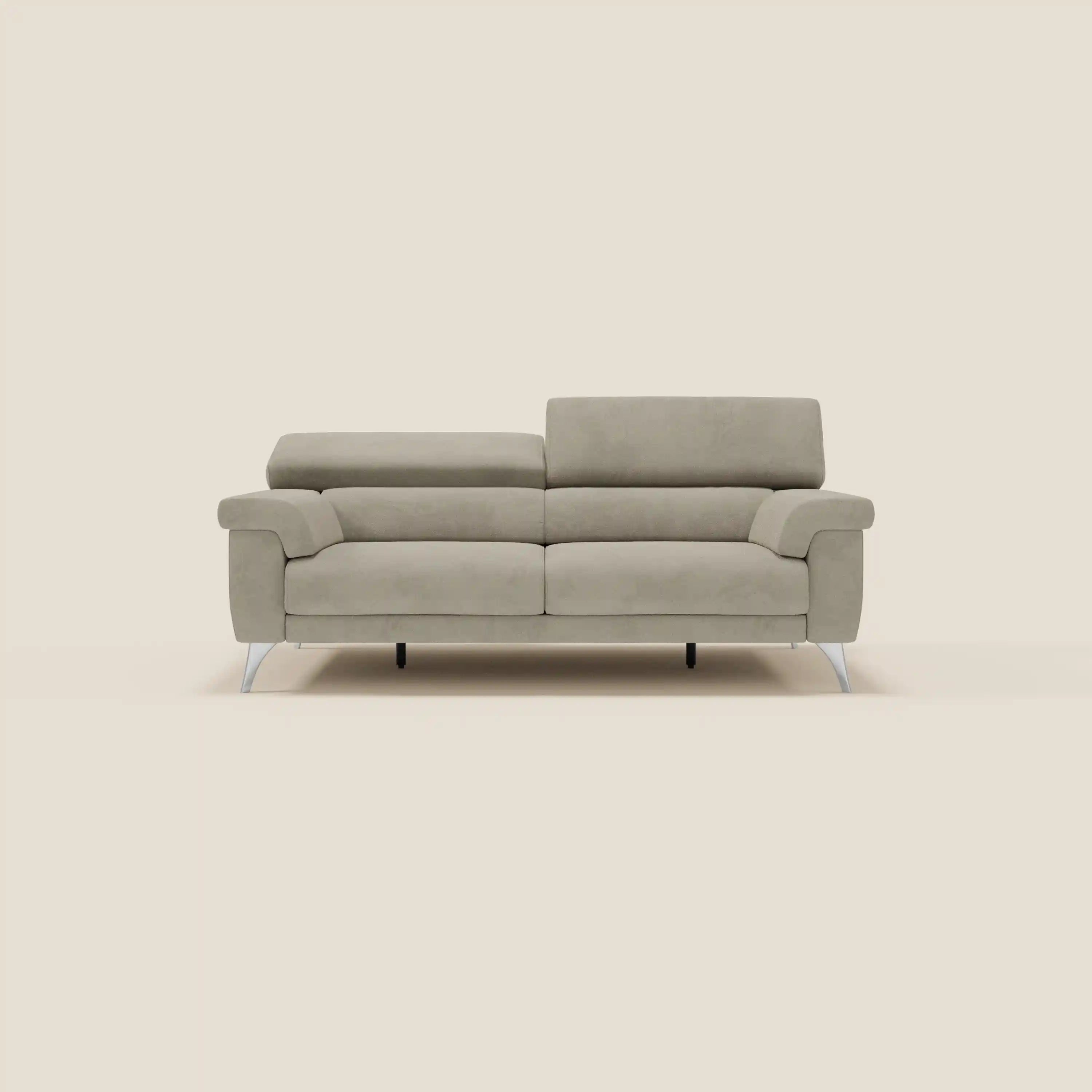 Divano contemporaneo Raffaello di Divani.Store, caratterizzato da tre sedute allungabili e poggiatesta regolabili in microfibra tortora T11 antimacchia, con braccioli imbottiti ed eleganti gambe angolari in metallo, su uno sfondo bianco sporco.