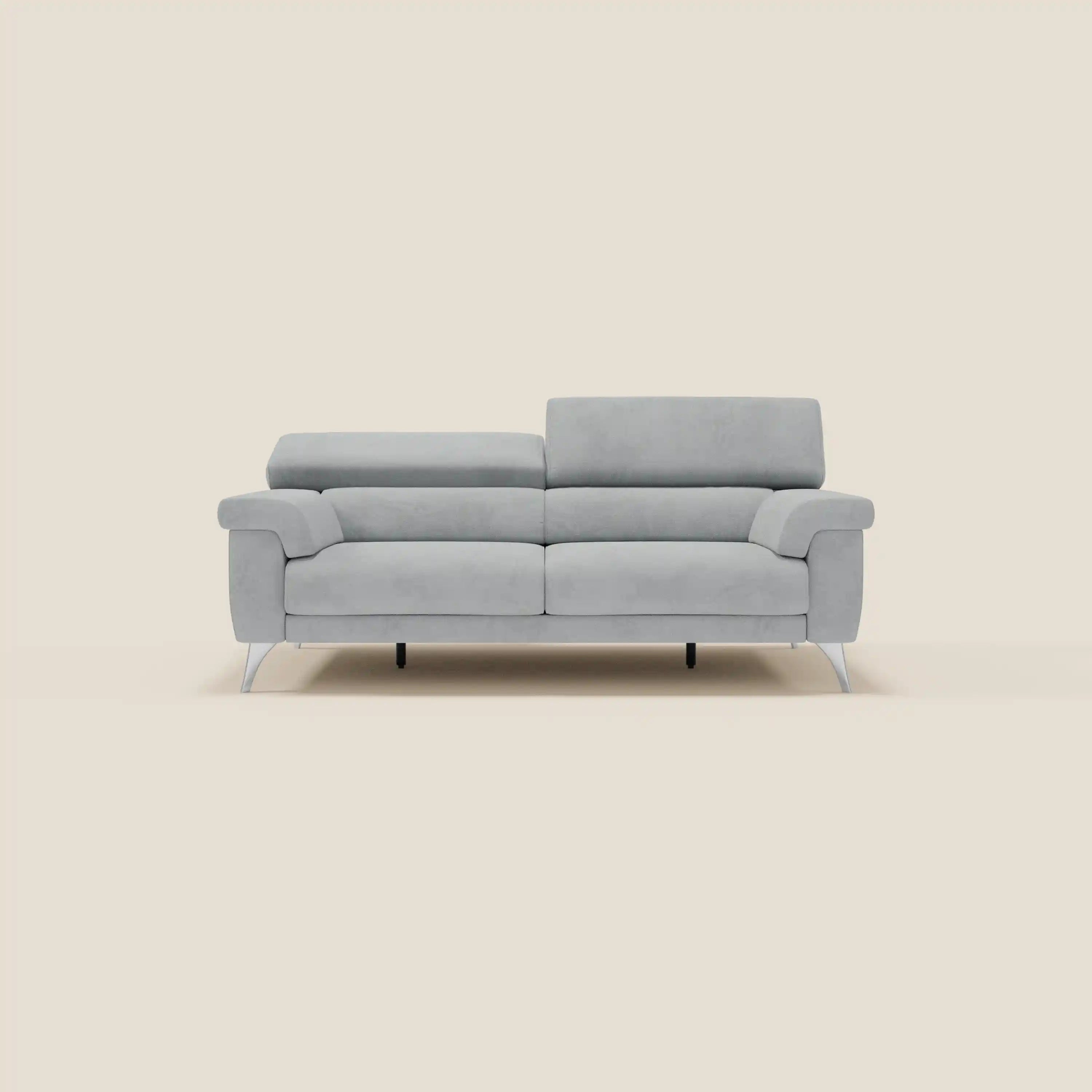 Il divano Raffaello con sedute allungabili e poggiatesta reclinabili in microfibra smacchiabile T11 grigio chiaro di Divani.Store è caratterizzato da ampi braccioli imbottiti, schienale regolabile diviso e gambe eleganti in metallo per un look moderno e fresco.