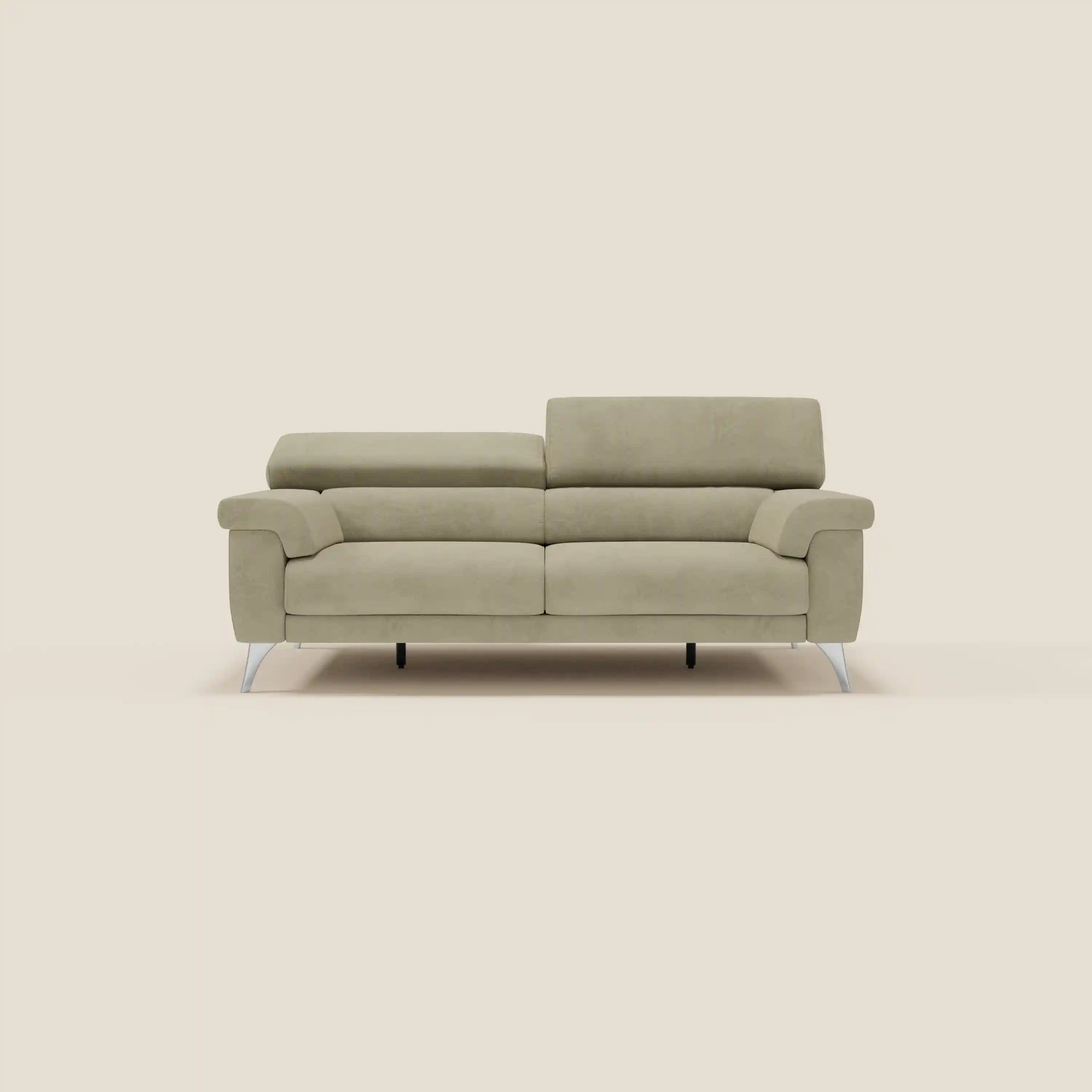 Un divano contemporaneo Raffaello con sedute allungabili e poggiatesta reclinabili in microfibra smacchiabile T11 beige di Divani.Store, dalle linee pulite e dalle gambe sottili e angolate, si colloca su uno sfondo beige semplice per un tocco minimalista e un comfort regolabile.