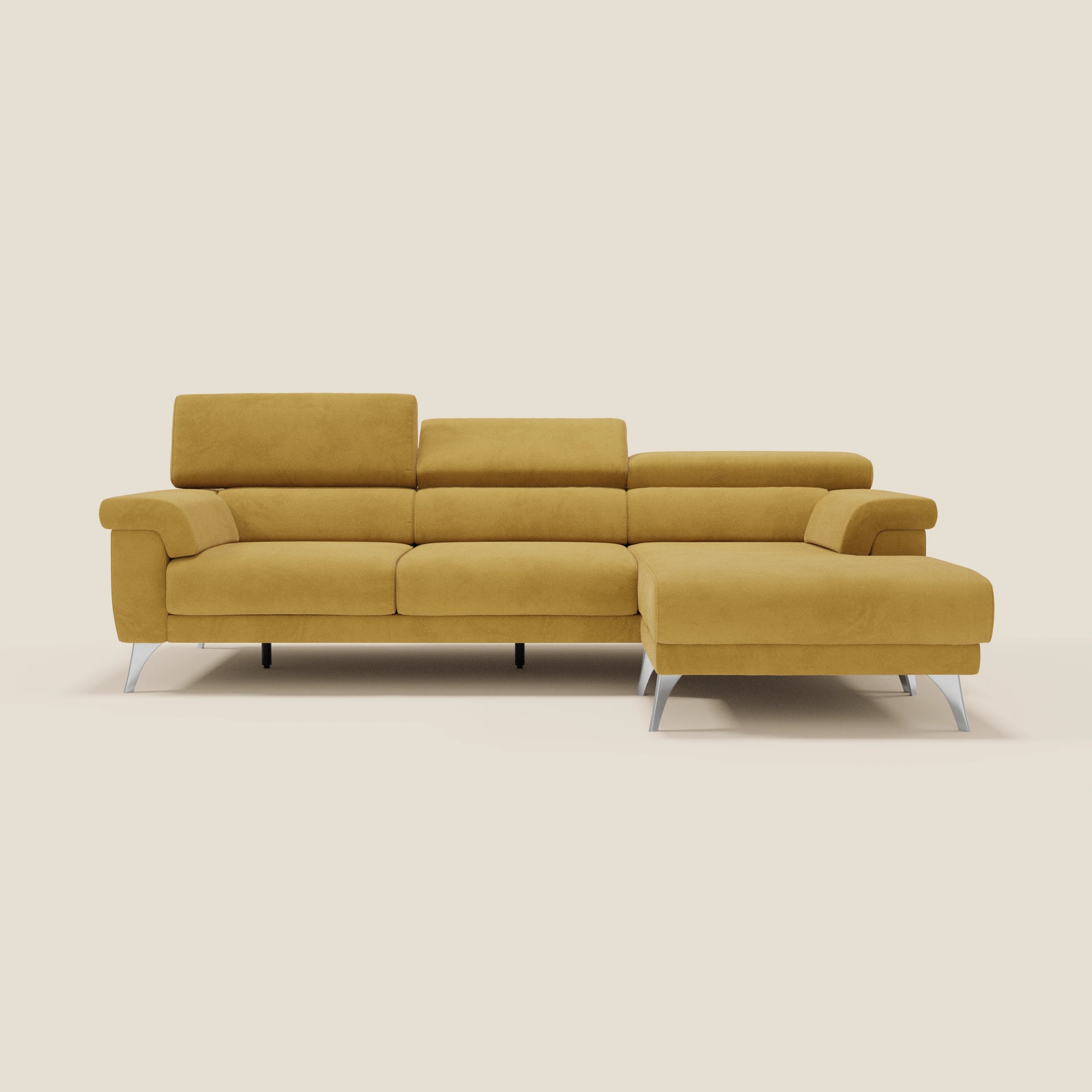 Il divano angolare Raffaello di Divani.Store è caratterizzato da un design moderno in microfibra giallo senape con poggiatesta regolabili, scorrevoli sedute, gambe in metallo e chaise lounge sul lato destro per un comfort e uno stile versatili.