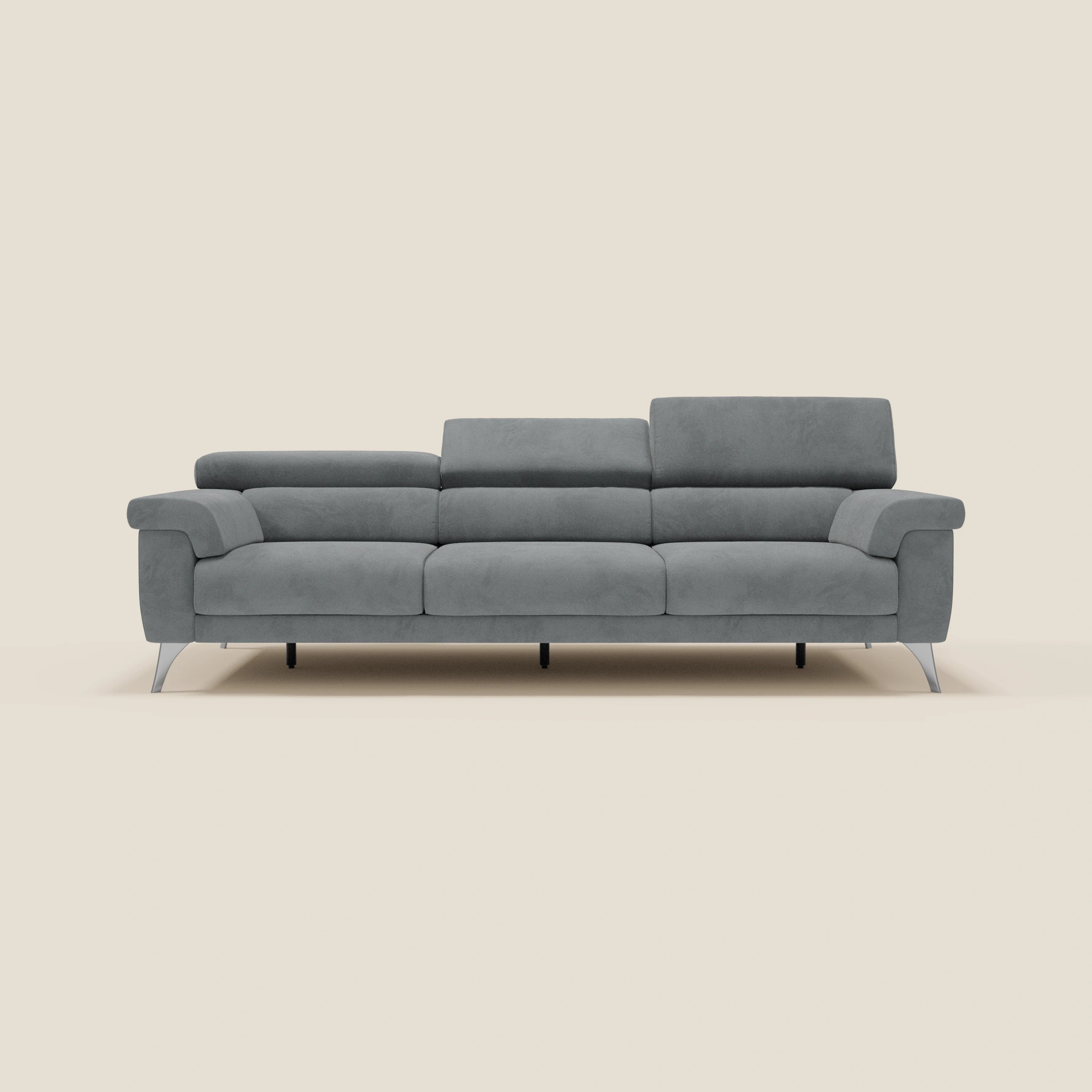 Il divano Raffaello di Divani.Store è dotato di 3 sedute allungabili e poggiatesta reclinabili in microfibra grigia T11 antimacchia, che combinano il design moderno con l'artigianato italiano per garantire comfort e stile.