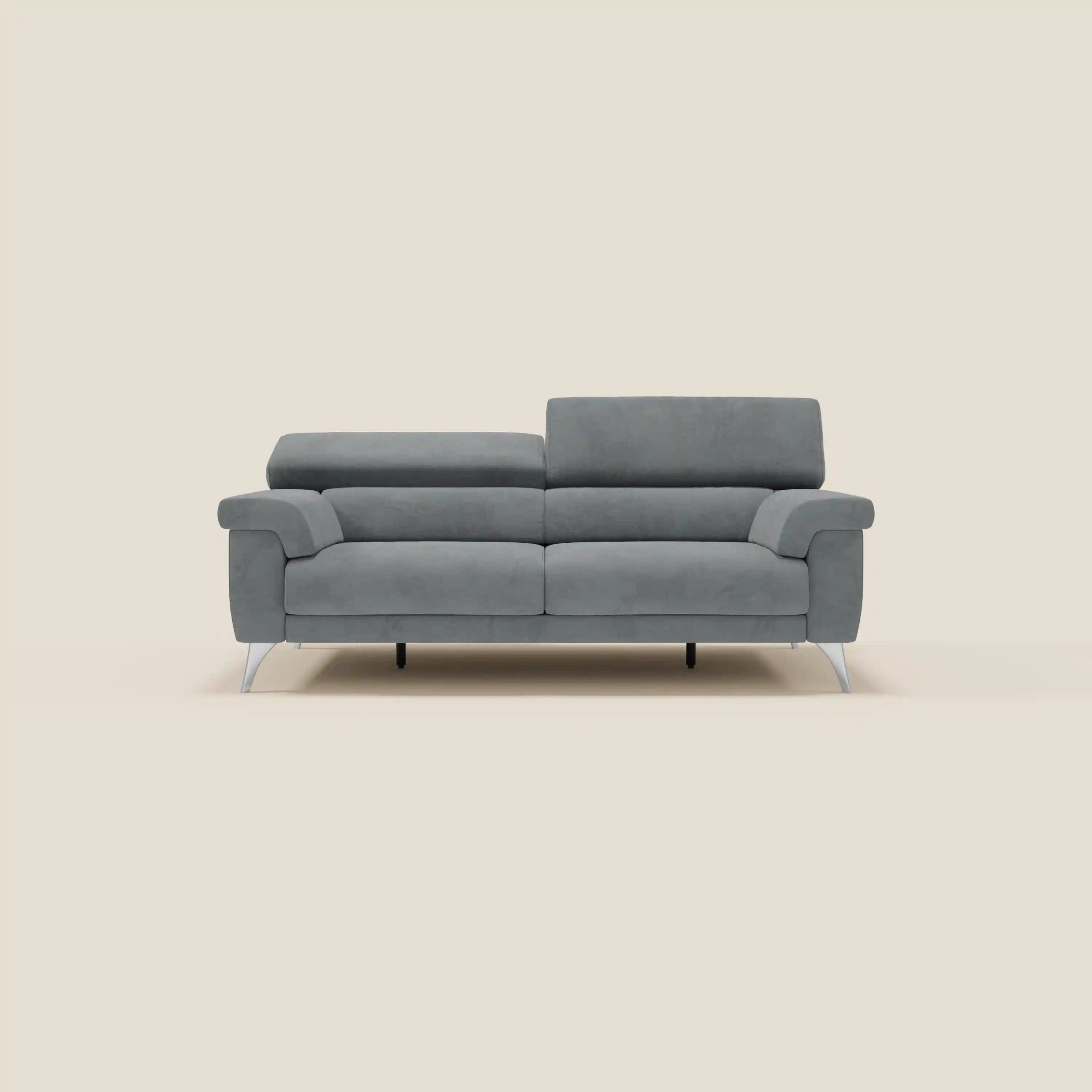 Il divano Raffaello con sedute allungabili e poggiatesta reclinabili in microfibra smacchiabile T11 grigio di Divani.Store è caratterizzato da morbidi cuscini, ampi braccioli e un design elegante e moderno con poggiatesta regolabili.