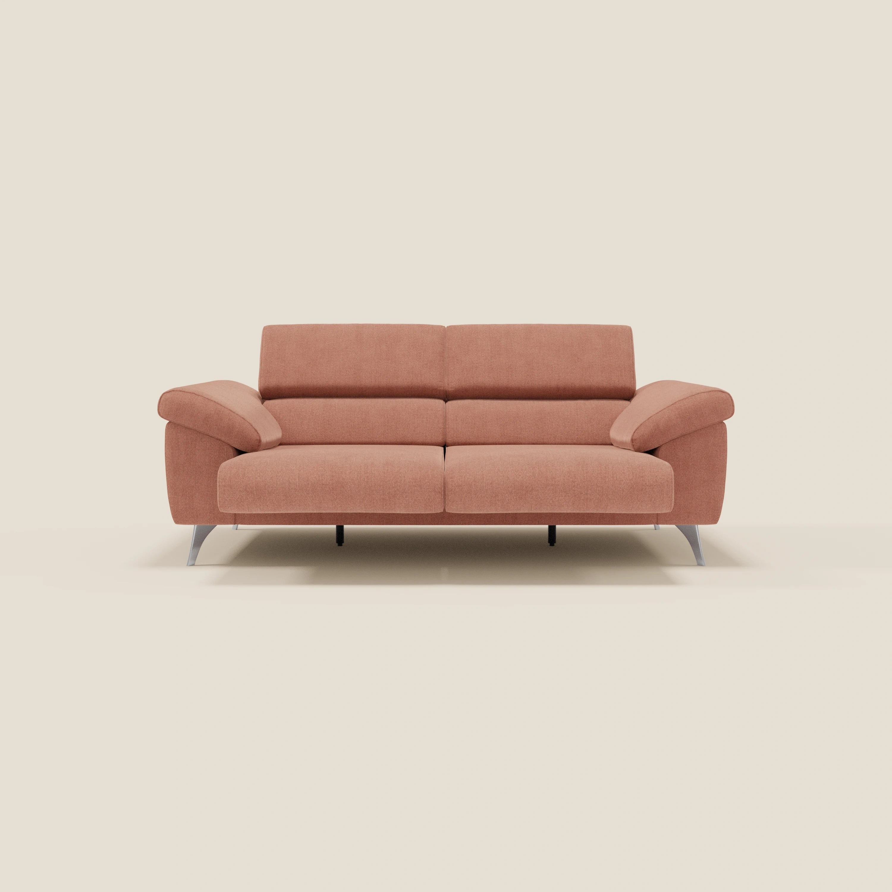 Il divano Donatello di Divani.Store, in tessuto smacchiabile T23 pesca, è caratterizzato da sedute allungabili, braccioli contenitori e poggiatesta reclinabili. Il suo design moderno, con gambe in metallo e cuscini in tessuto, offre tre posti a sedere su uno sfondo bianco sporco.