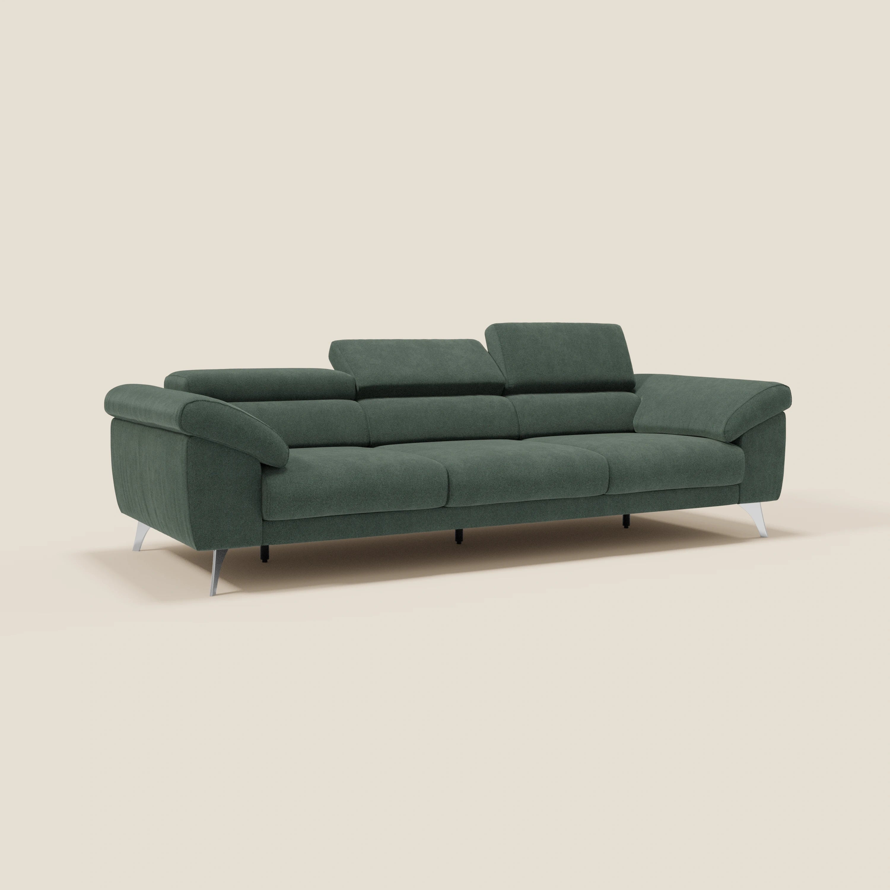 Divano moderno Donatello verde scuro di Divani.Store con 3 sedute allungabili, braccioli contenitore, poggiatesta reclinabili in tessuto smacchiabile T23, su sfondo beige chiaro.