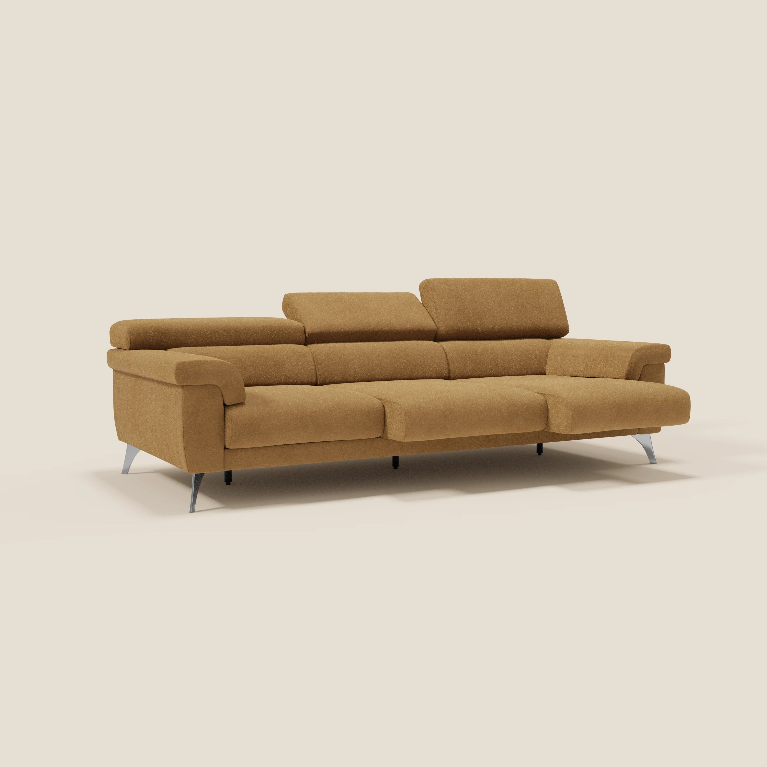 Il divano Raffaello di Divani.Store ha 3 sedute allungabili e poggiatesta reclinabili in smacchiabile T11 cuoio microfibra, con braccioli angolari e gambe sottili in argento per un comfort avanzato in un design moderno.