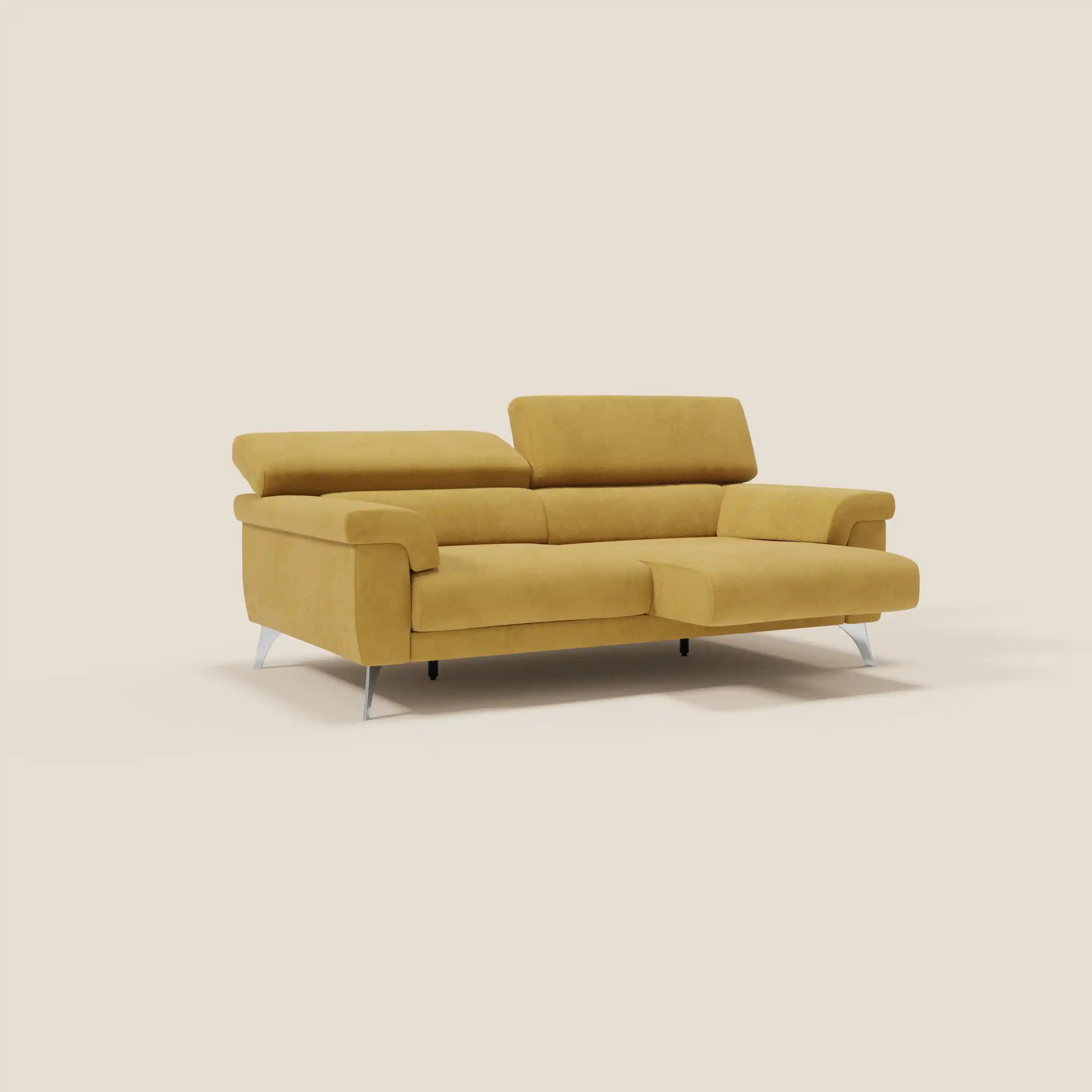 Il divano Raffaello con sedute allungabili e poggiatesta reclinabili in microfibra smacchiabile T11 giallo di Divani.Store, con chaise longue destra e gambe metalliche, è ambientato su uno sfondo beige chiaro.