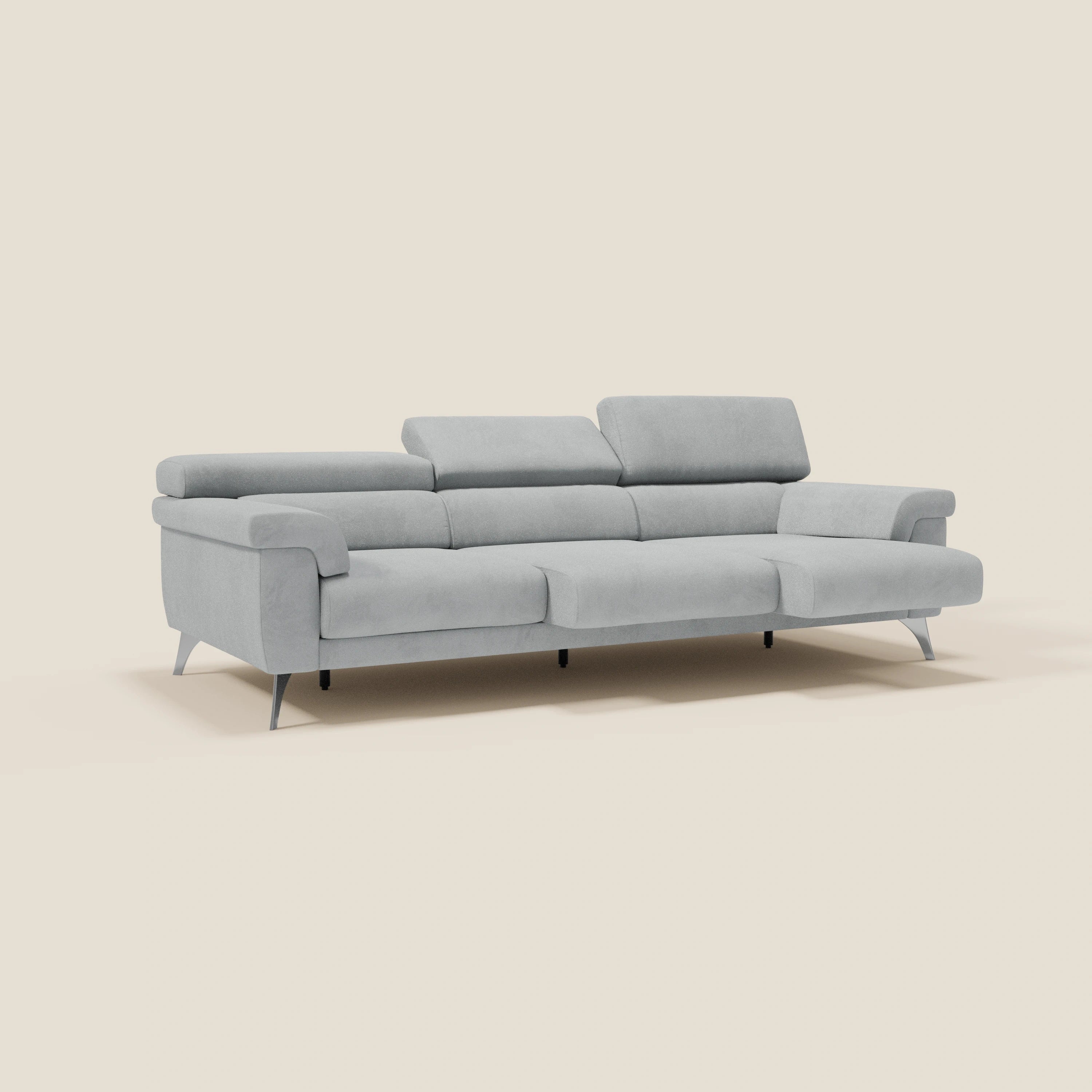 The Divani.Store Raffaello divano con 3 sedute allungabili e poggiatesta reclinabile in microfibra smacchiabile T11 grigio chiaro, moderno con ampi braccioli e gambe metalliche inclinate, Made in Italy su sfondo beige neutro.