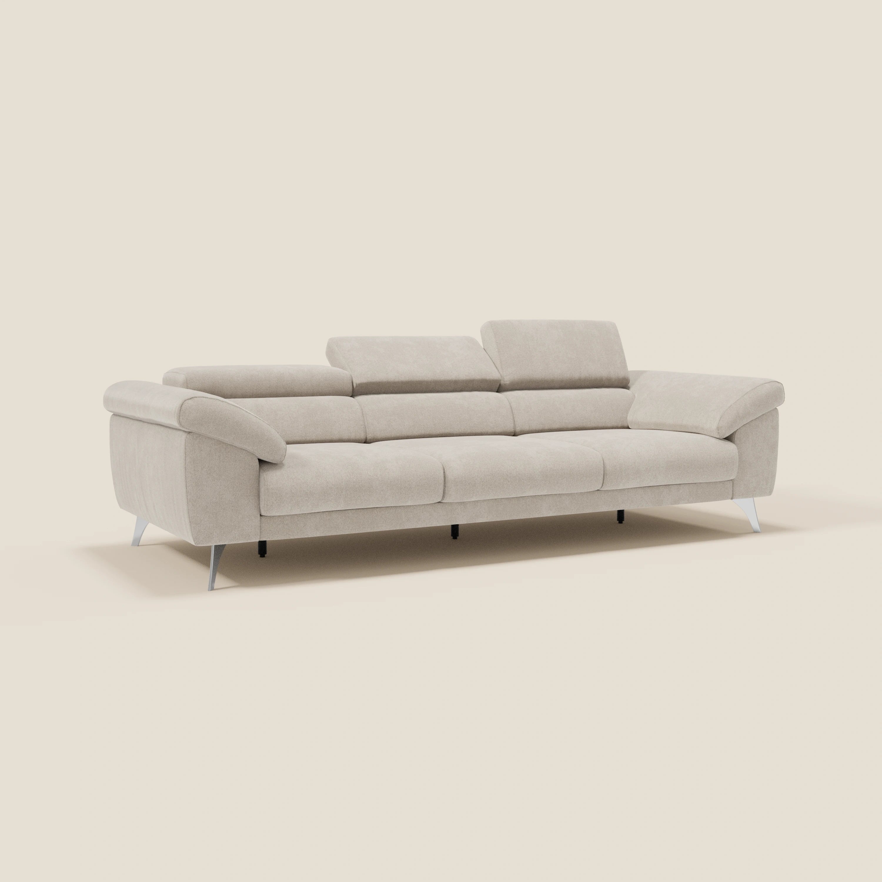 Il divano Donatello di Divani.Store è caratterizzato da 3 sedute estensibili, braccioli contenitori e poggiatesta reclinabili in tessuto panna T23, facile da pulire. Sullo sfondo di un bianco sporco, enfatizza il comfort contemporaneo e lo stile minimalista.