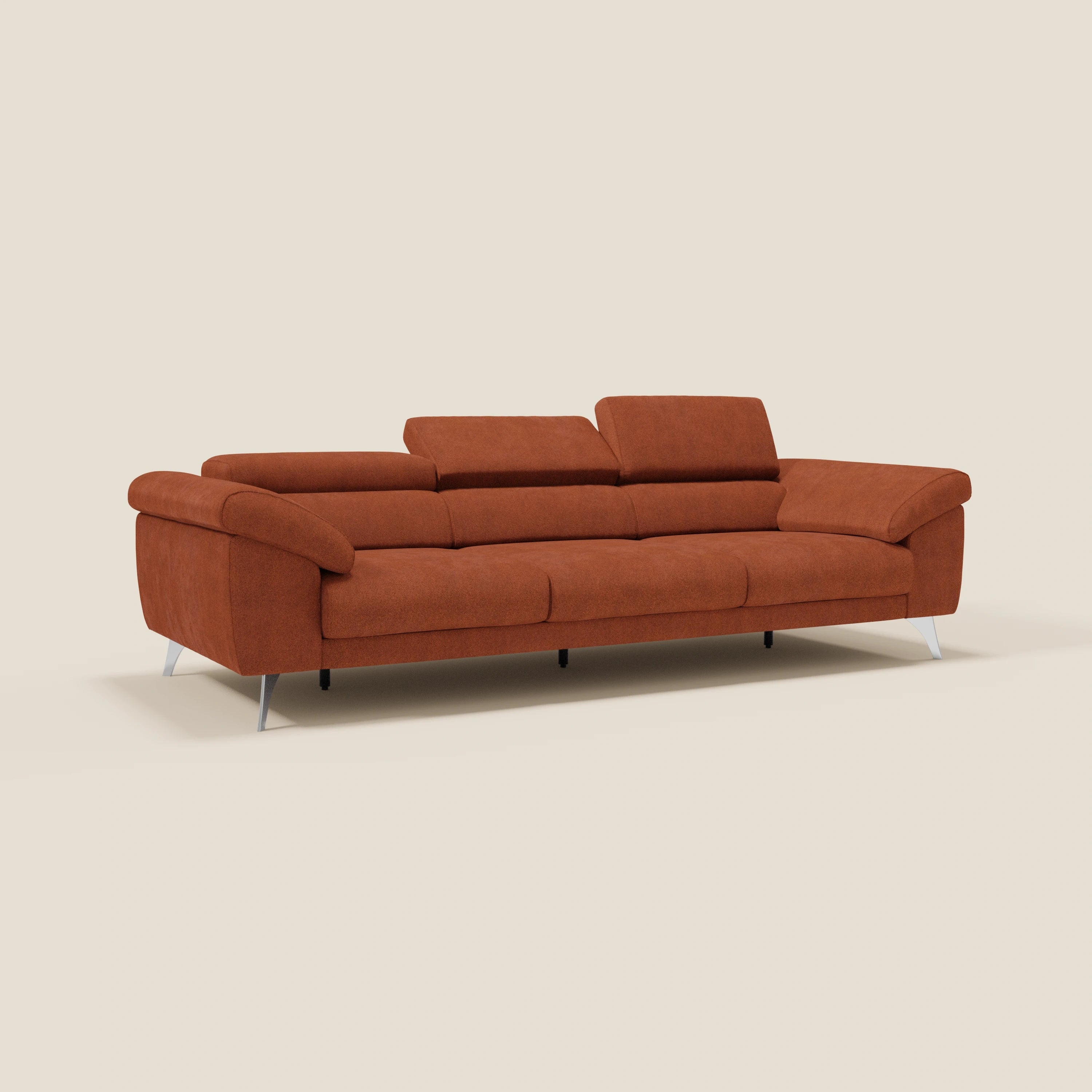 Il Donatello di Divani.Store è un divano in tessuto antimacchia T23 arancione ruggine con 3 sedute allungabili, braccioli contenitori e poggiatesta reclinabili, perfetto per un comfort contemporaneo su uno sfondo beige.