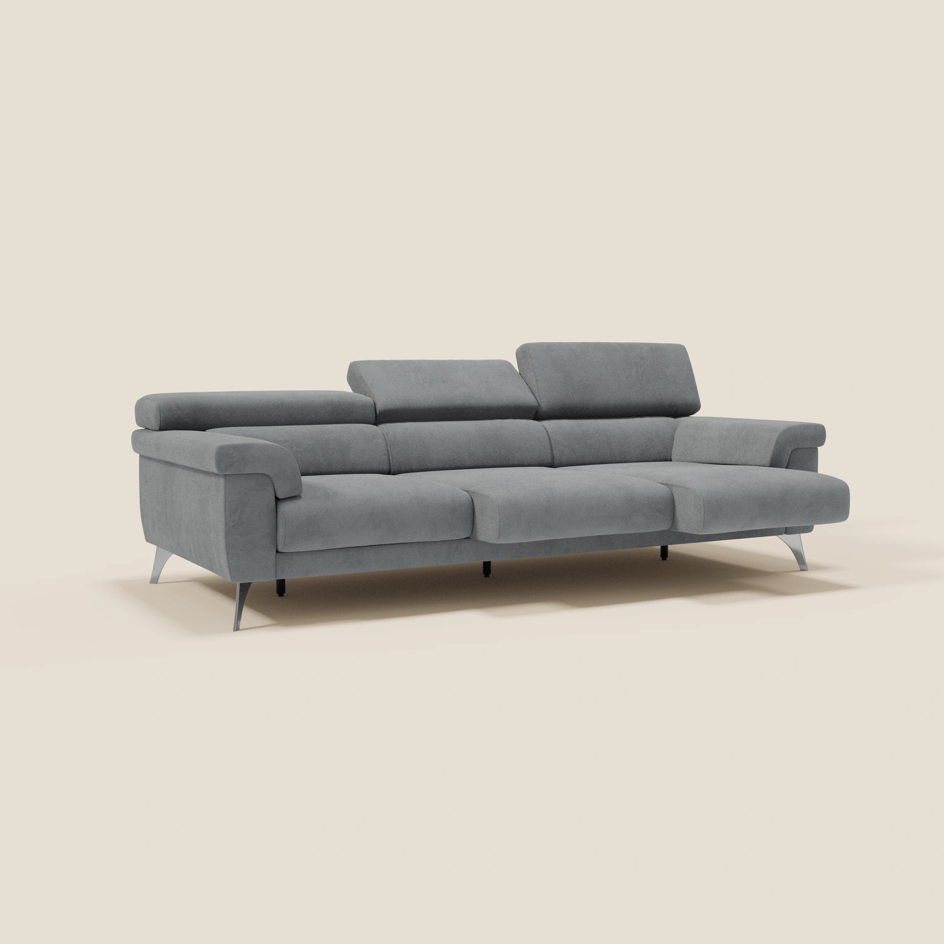 Il divano Raffaello di Divani.Store è caratterizzato da 3 sedute allungabili e poggiatesta reclinabili in microfibra antimacchia T11 grigio, con eleganti gambe in metallo e qualità artigianale Made in Italy, su uno sfondo beige chiaro.