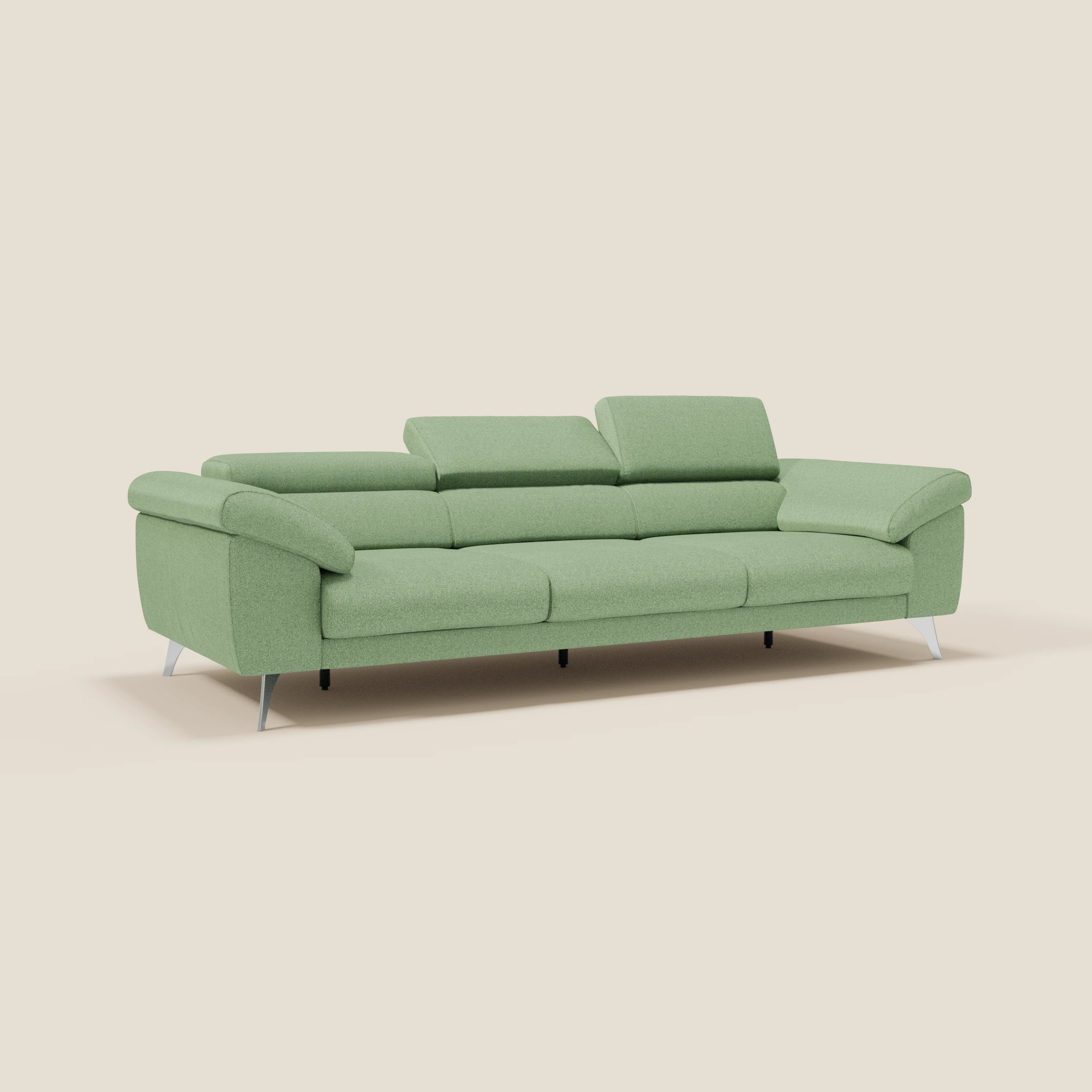 Il divano Donatello di Divani.Store è caratterizzato da 3 sedute allungabili, braccioli contenitore, poggiatesta reclinabili e tessuto smacchiabile T23 menta con eleganti gambe argentate, perfette per un tocco moderno su uno sfondo beige.