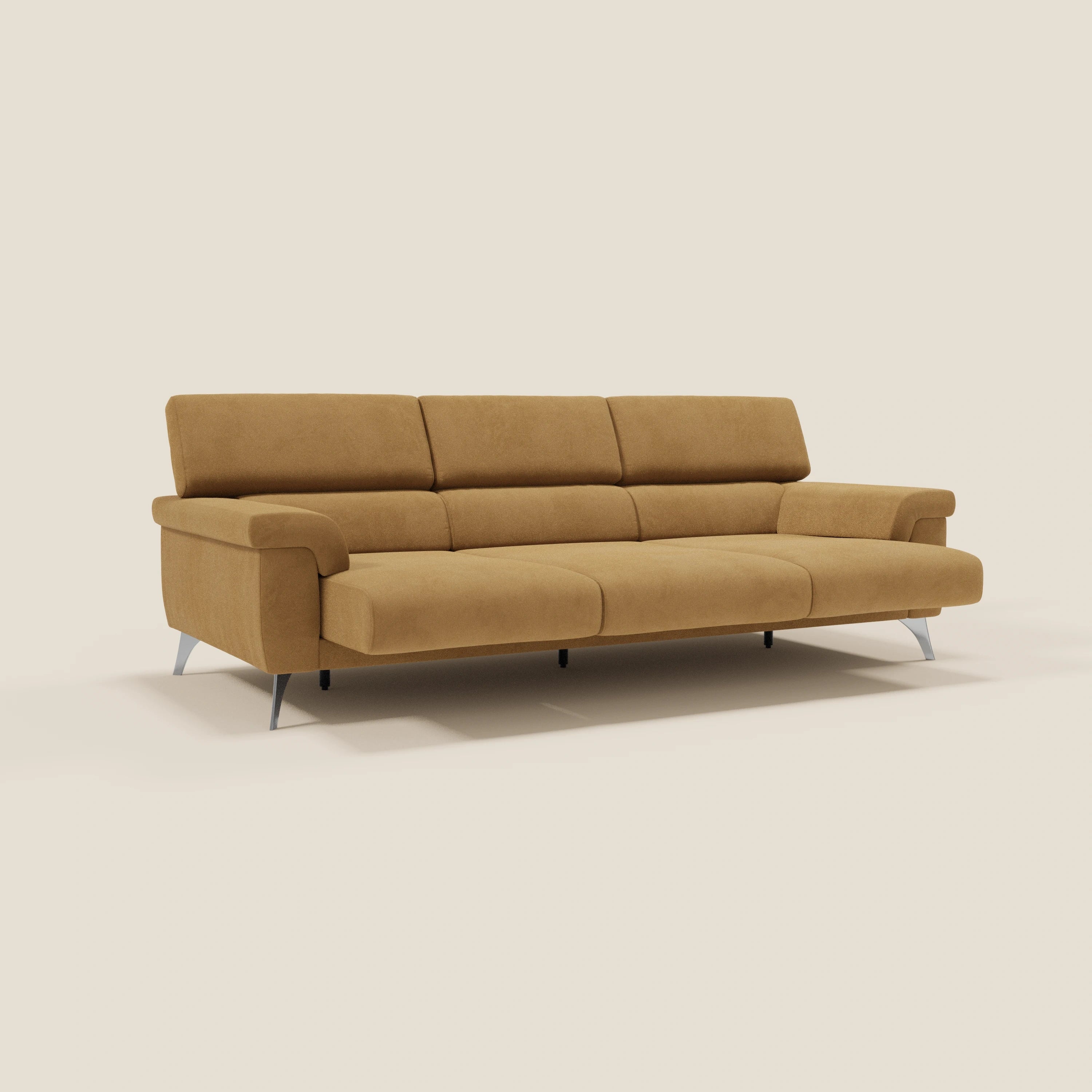 Il moderno divano Raffaello di Divani.Store in microfibra lavabile T11 cuoio è caratterizzato da tre sedute allungabili, poggiatesta reclinabili e un design pulito, perfetto per lo stile e il relax, su uno sfondo beige semplice.