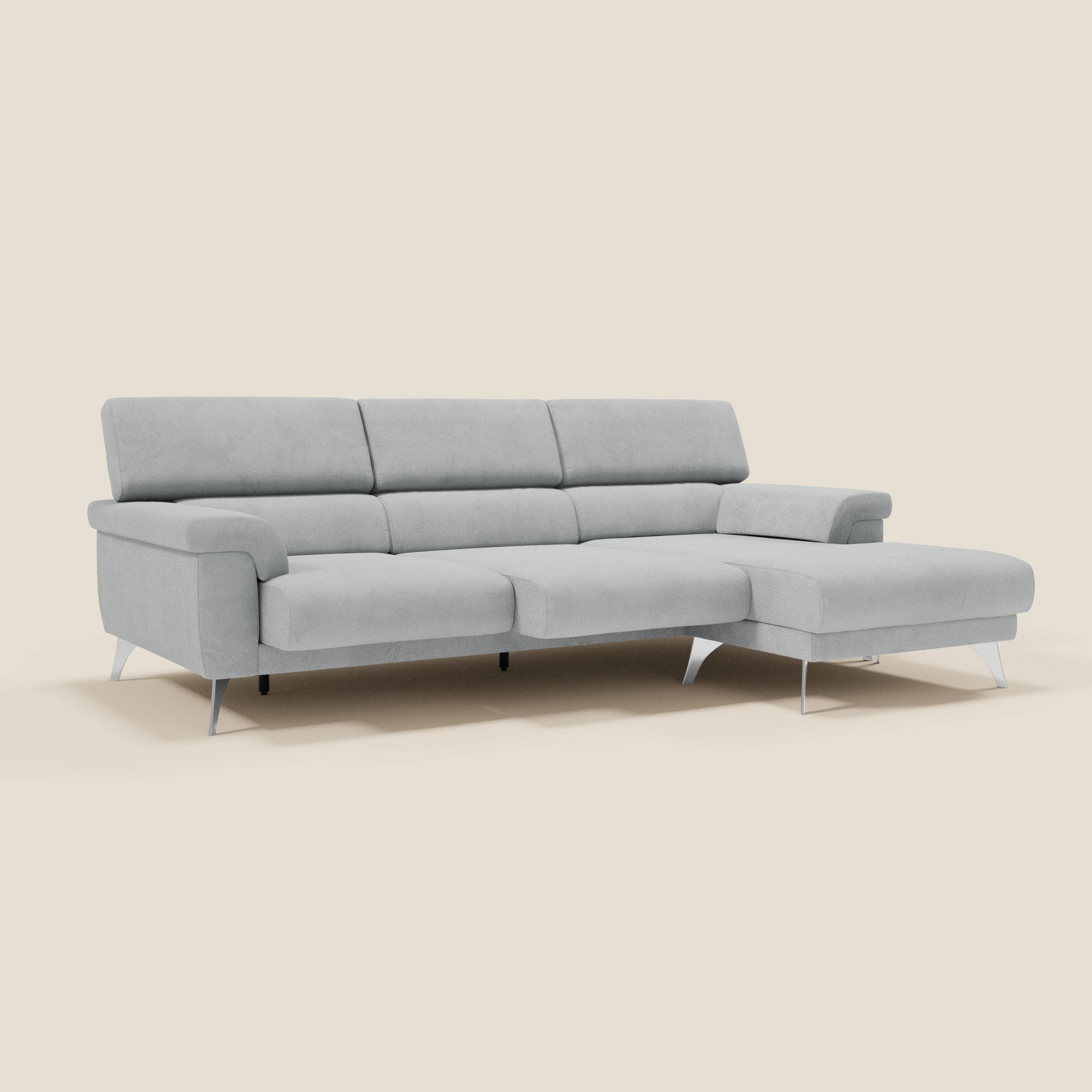 Il Raffaello Divano angolare di Divani.Store in T11 grigio chiaro microfibra smacchiabile è caratterizzato da sedute scorrevoli, poggiatesta regolabili, linee slanciate, gambe angolari in metallo e una chaise lounge orientata verso destra su sfondo crema.