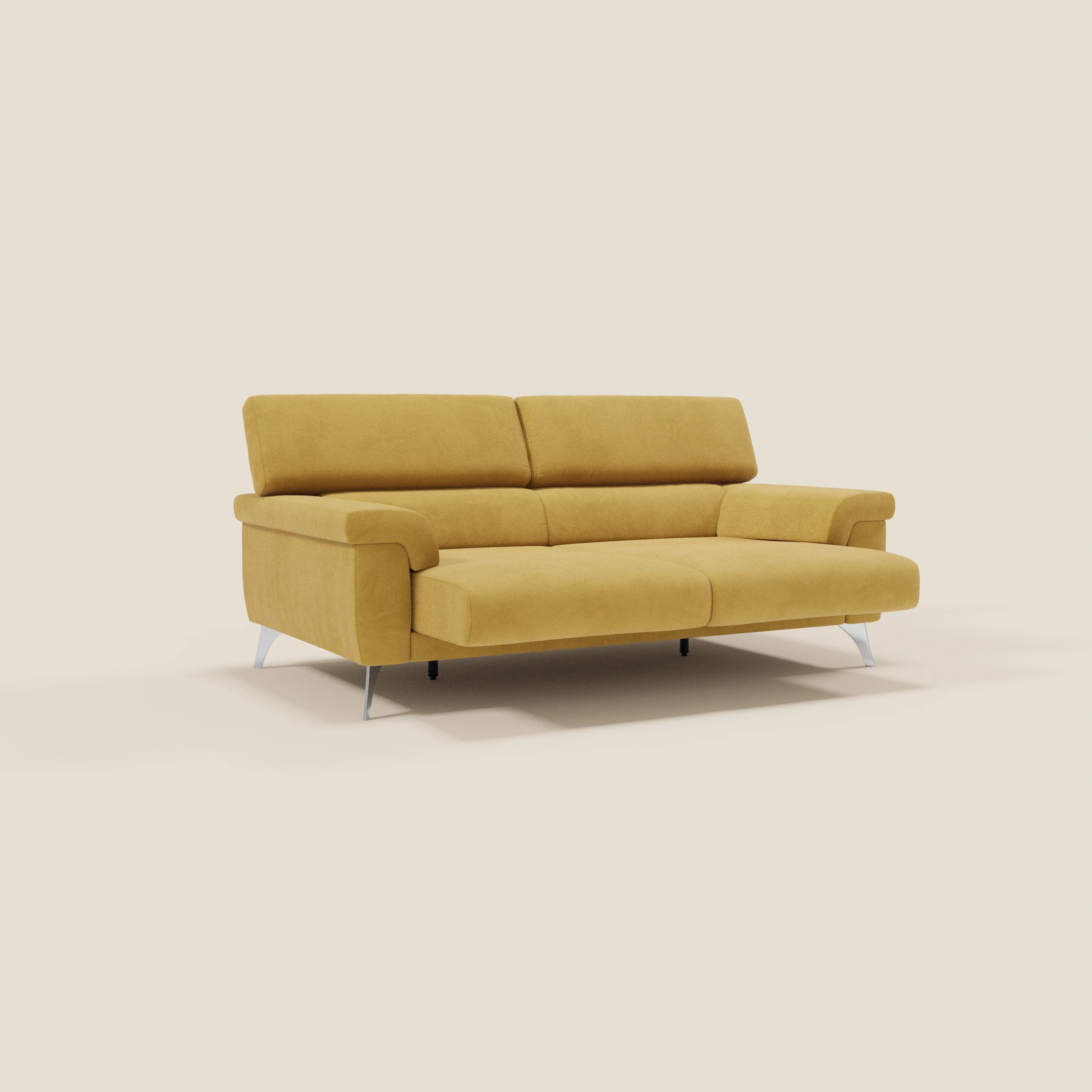 Il divano Raffaello con sedute allungabili e poggiatesta reclinabili in microfibra smacchiabile T11 giallo di Divani.Store, caratterizzato da eleganti gambe argentate, cuscini morbidi e un design minimalista, è presentato su uno sfondo beige chiaro.