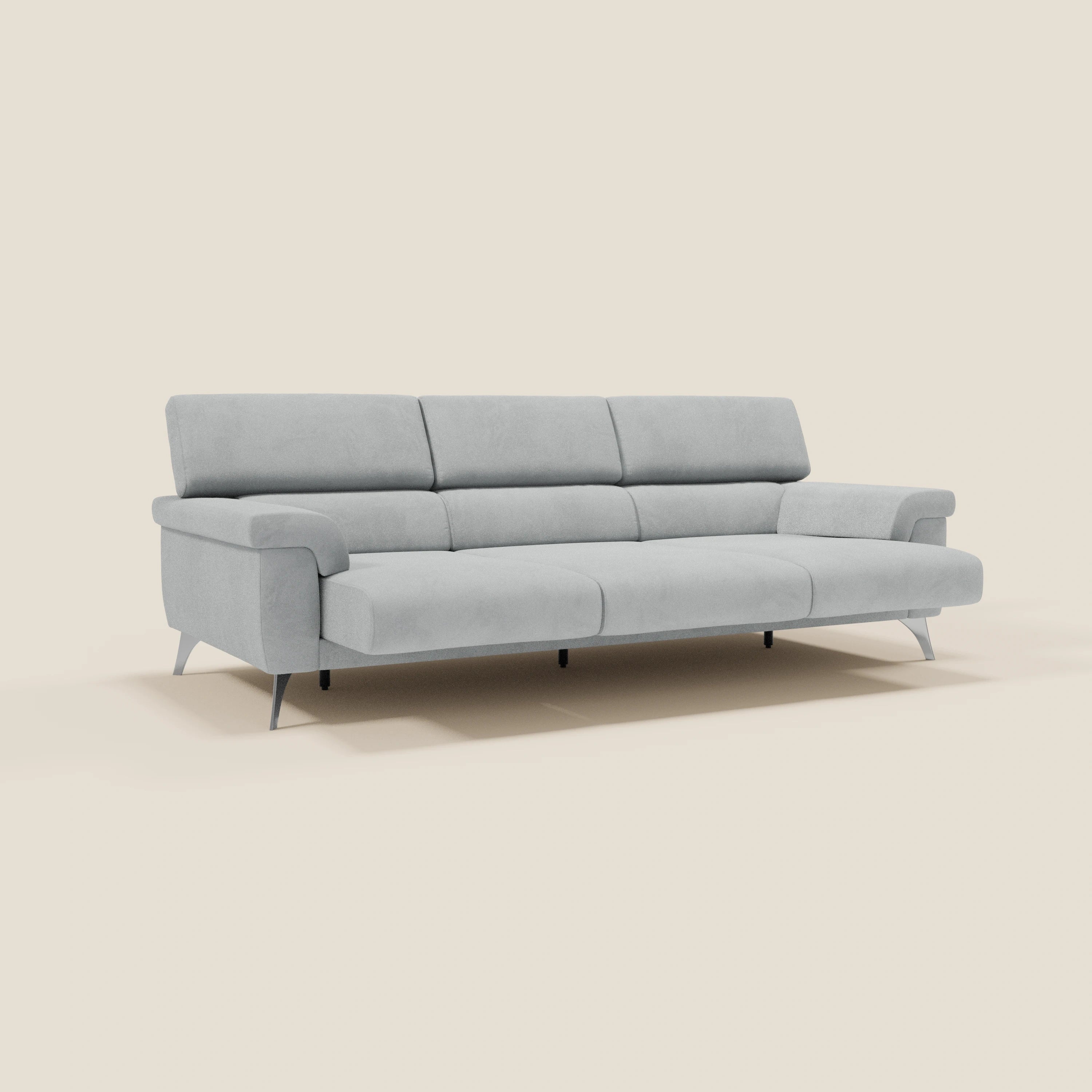 Il divano Raffaello di Divani.Store è caratterizzato da 3 sedute allungabili, poggiatesta reclinabili e microfibra antimacchia T11 grigio chiaro, perfetta per il comfort moderno e lo stile italiano su uno sfondo beige.