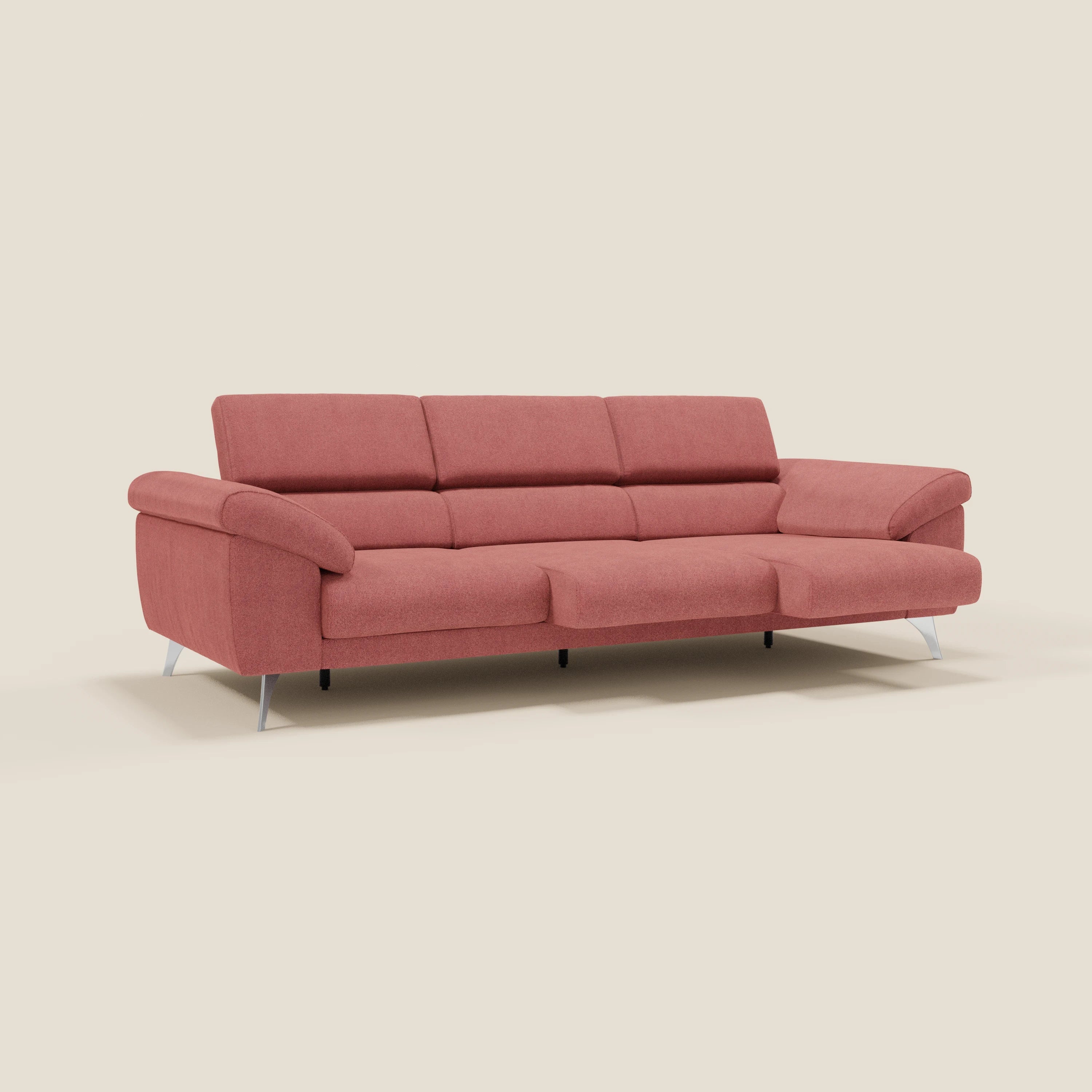 Il divano Donatello con 3 sedute allungabili di Divani.Store è un moderno divano in tessuto smacchiabile T23 rosso ciliegia, dotato di poggiatesta reclinabili, braccioli contenitore e comodi cuscini su gambe metalliche argentate.