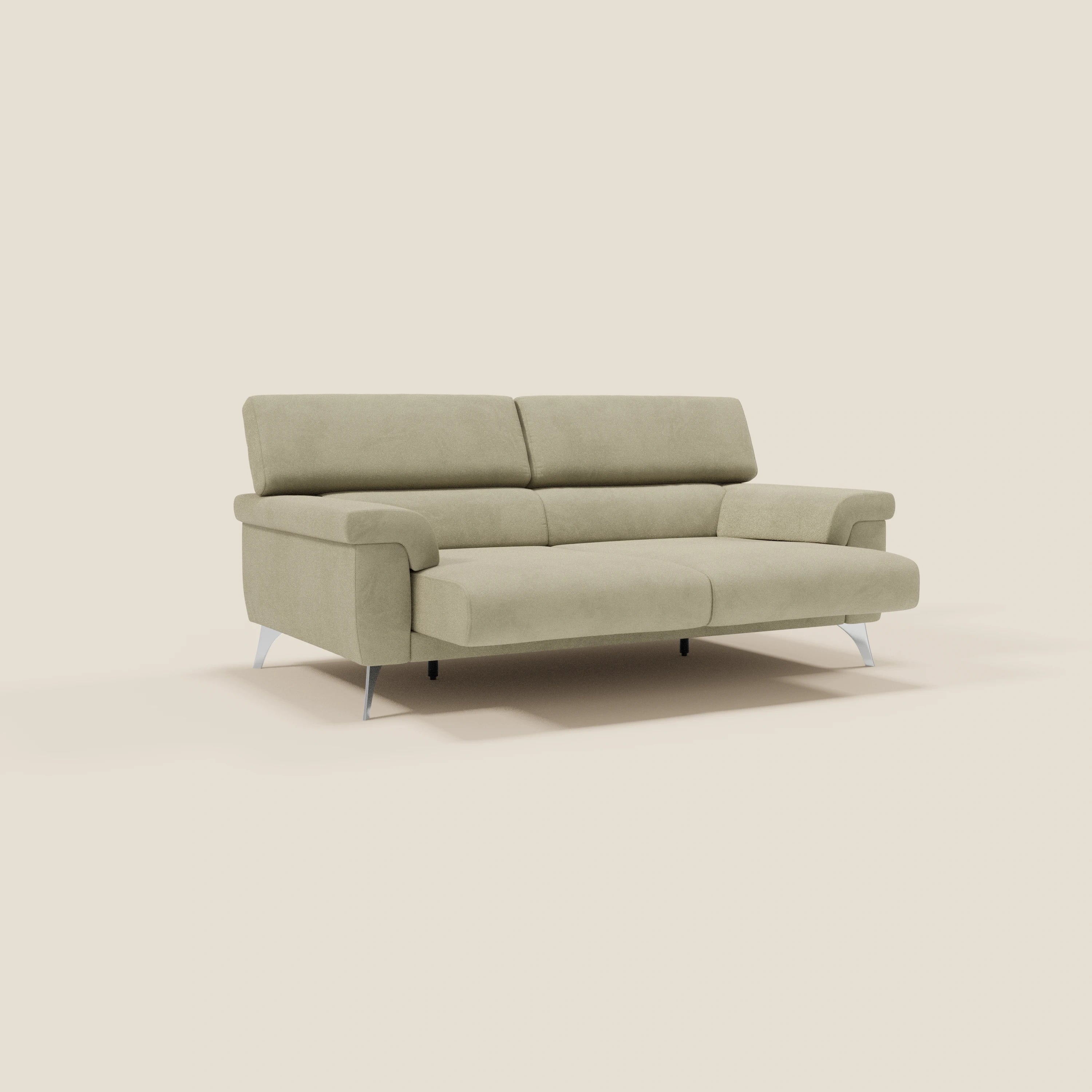 Il divano Raffaello con sedute allungabili e poggiatesta reclinabili in microfibra smacchiabile T11 beige di Divani.Store, con gambe in metallo e design minimalista, offre un comfort regolabile e si colloca con stile su uno sfondo bianco sporco.