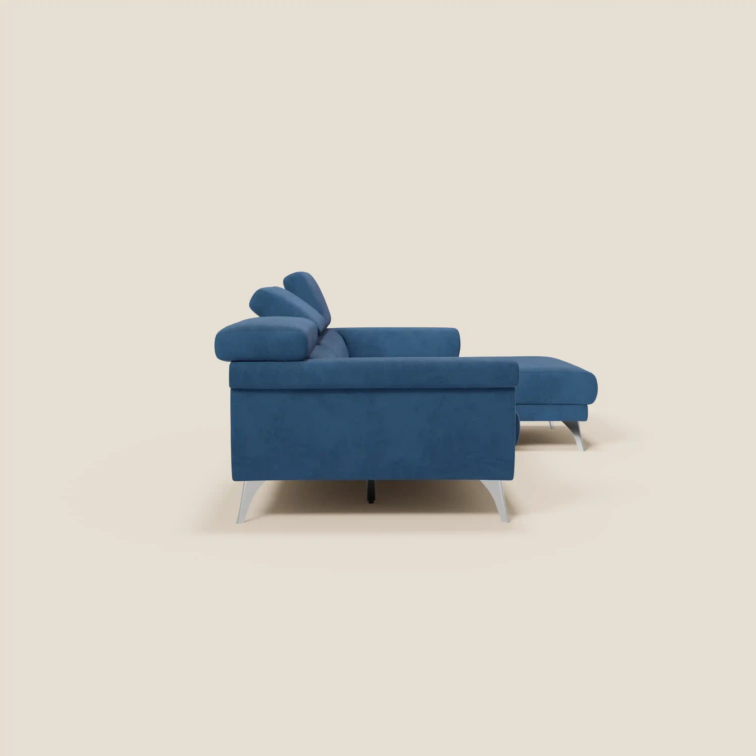 Il Raffaello Divano angolare di Divani.Store, in microfibra blu T11 facile da pulire, è caratterizzato da sedute scorrevoli, poggiatesta regolabili, cuscini morbidi e gambe angolari in metallo, raffigurate di profilo su uno sfondo beige chiaro.