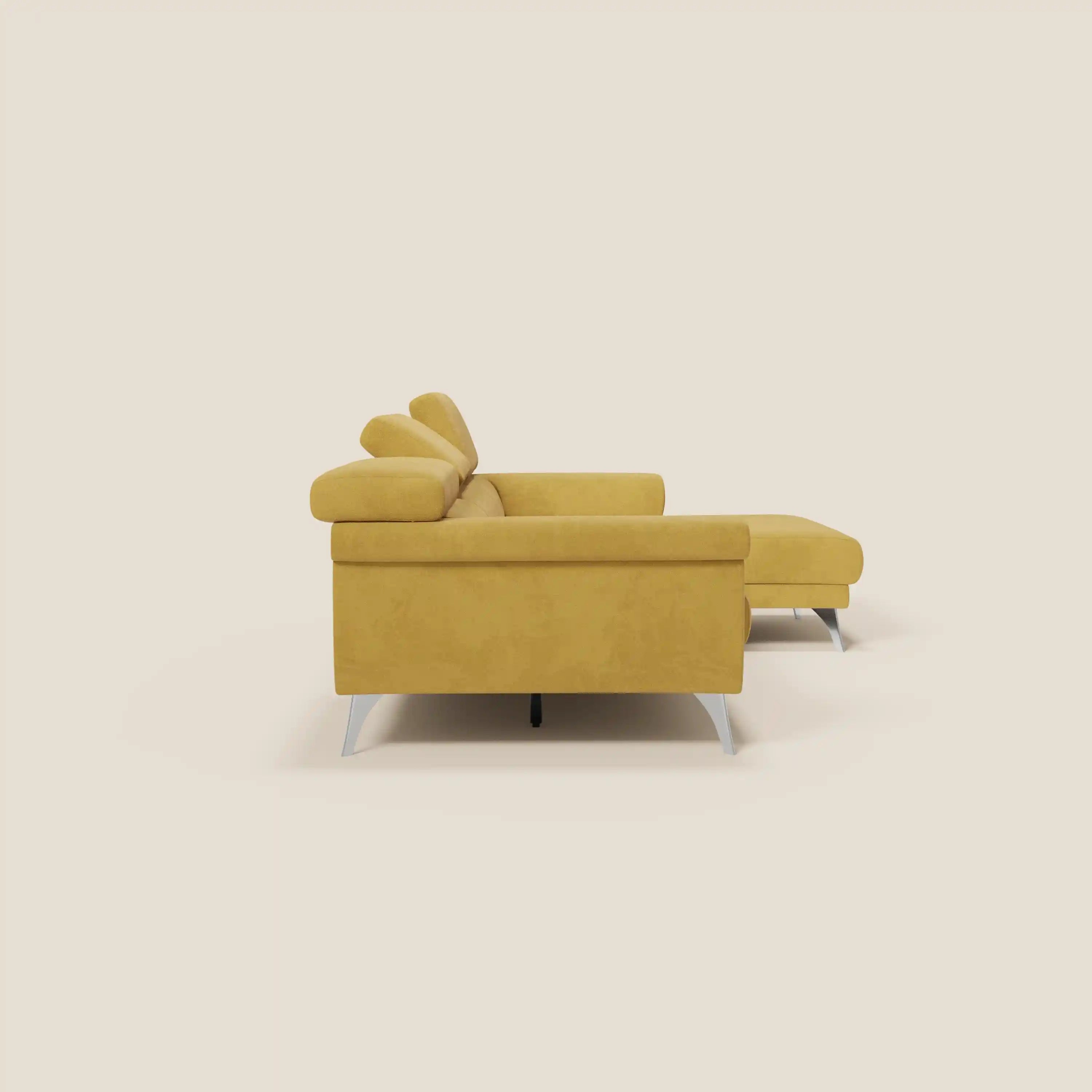 Il Raffaello Divano angolare di Divani.Store in smacchiabile microfibra gialla T11 è caratterizzato da scorrevoli sedute, poggiatesta regolabili, gambe in metallo e chaise lounge orientata a destra, raffigurato di lato su un semplice sfondo beige chiaro.