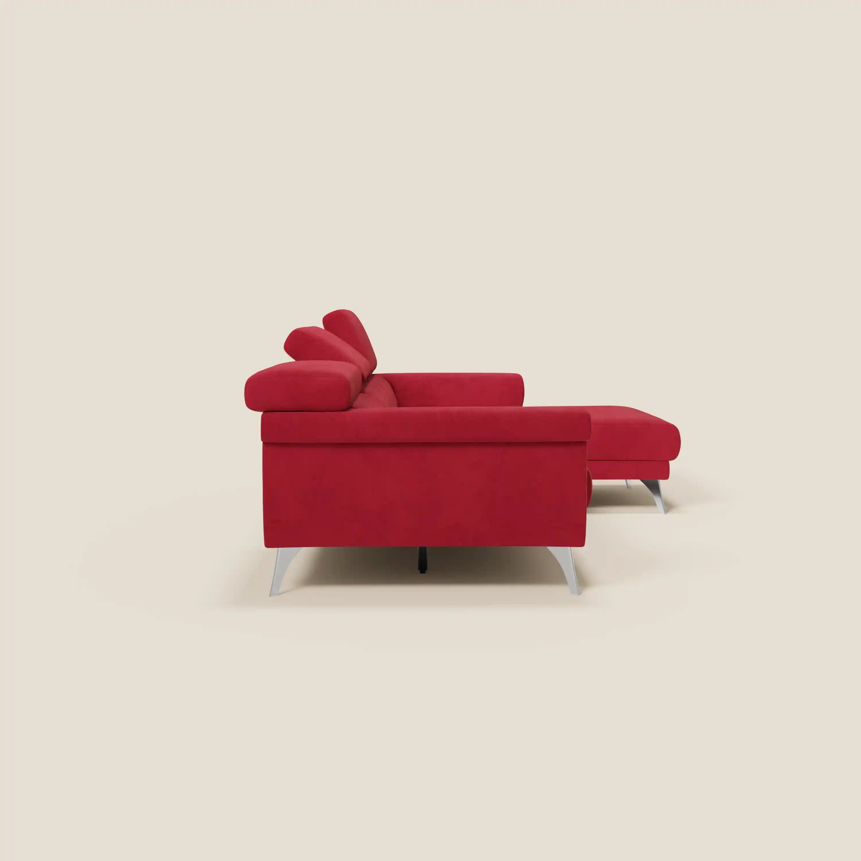 Il Raffaello Divano angolare di Divani.Store è caratterizzato da scorrevoli sedute, poggiatesta regolabili e microfibra rossa T11 facile da pulire, mostrato in una vista laterale minimale su uno sfondo beige per enfatizzarne il colore deciso e le linee pulite.