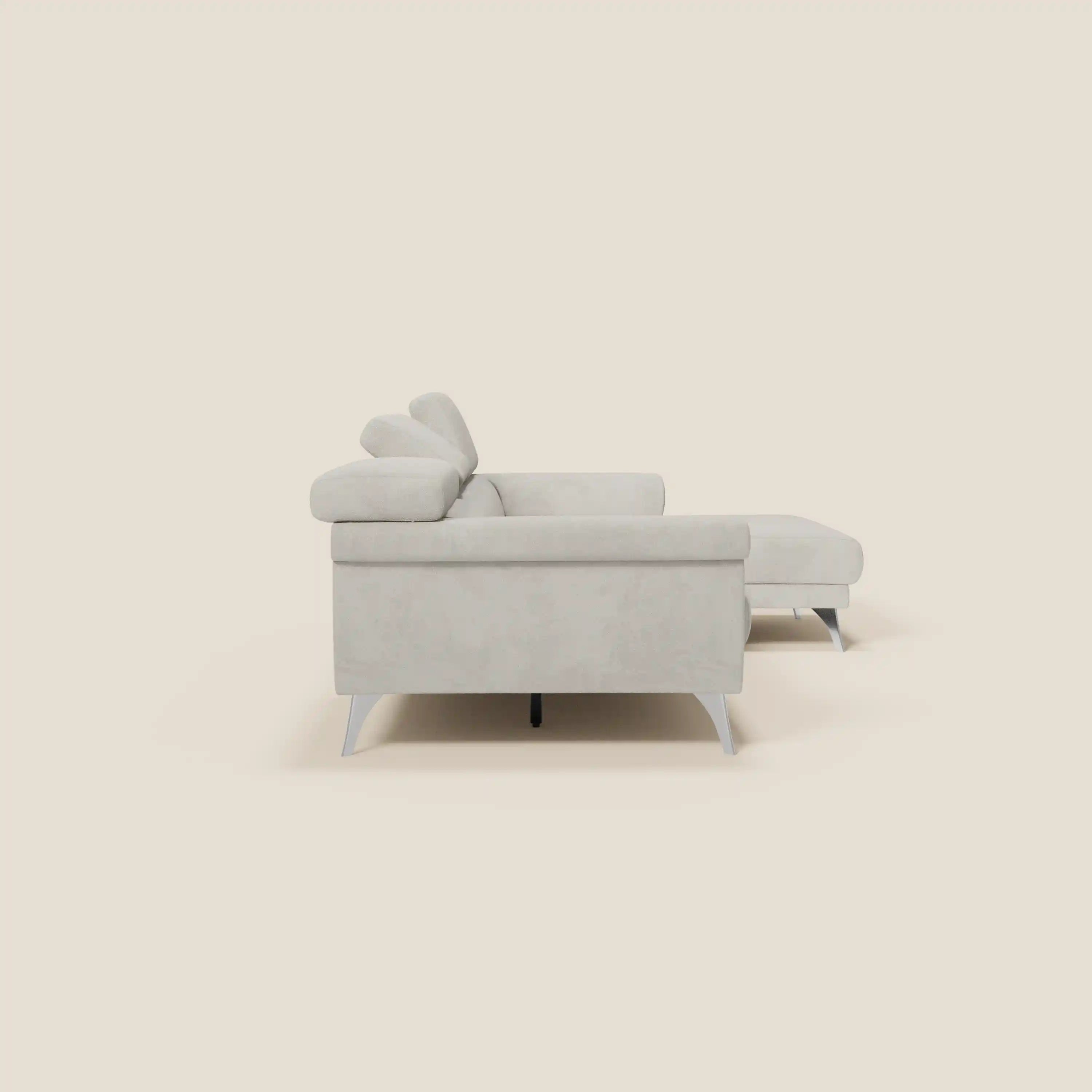 Il divano angolare Raffaello di Divani.Store è caratterizzato da sedute scorrevoli e poggiatesta regolabili in microfibra antimacchia T11 panna, presentato lateralmente con linee pulite, gambe grigie angolate e chaise laterale destra su sfondo crema.