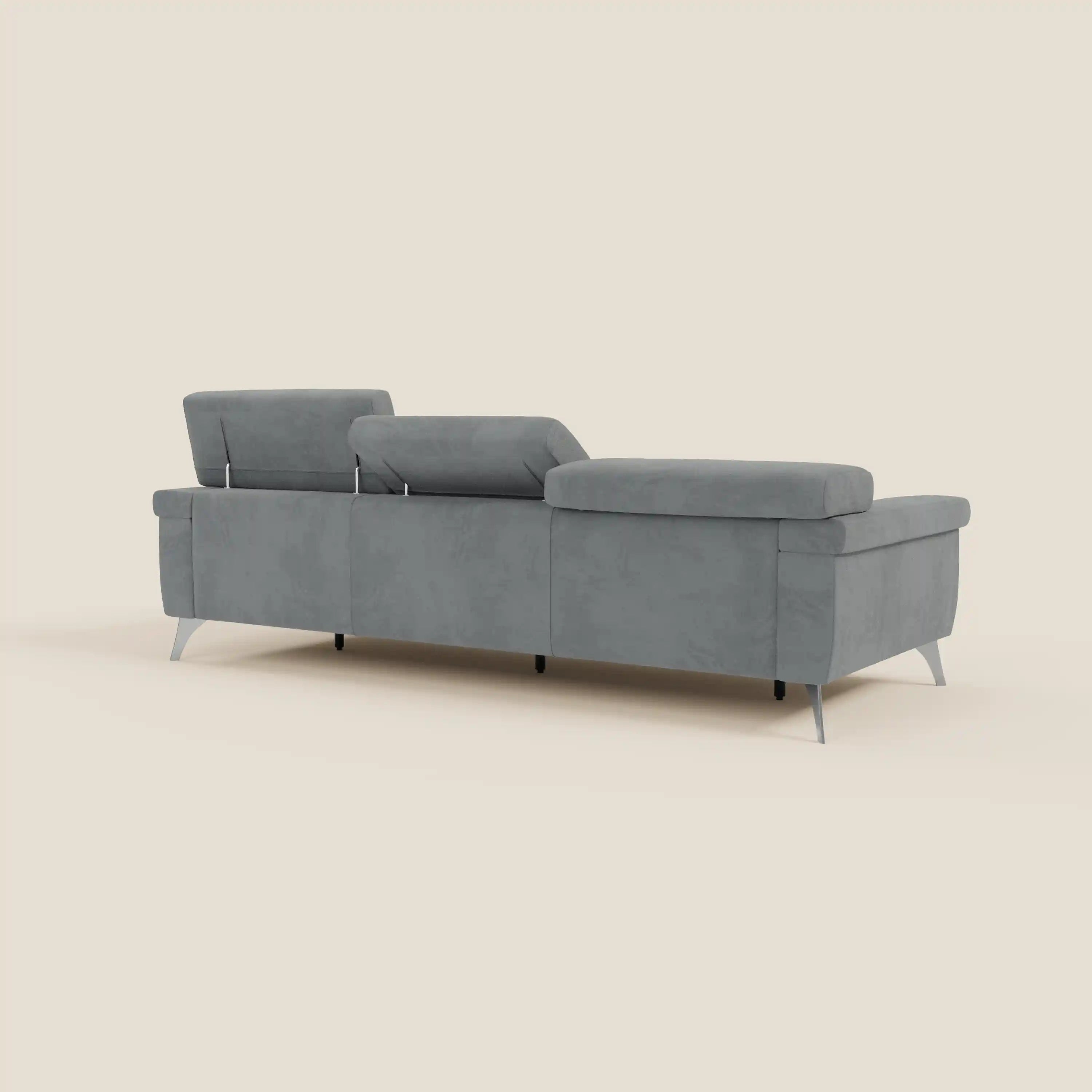 Il divano Raffaello di Divani.Store, visto dal retro, è dotato di 3 sedute allungabili e poggiatesta reclinabili in microfibra grigia T11 antimacchia. Il suo design minimalista evidenzia l'artigianato italiano e le eleganti gambe in metallo.