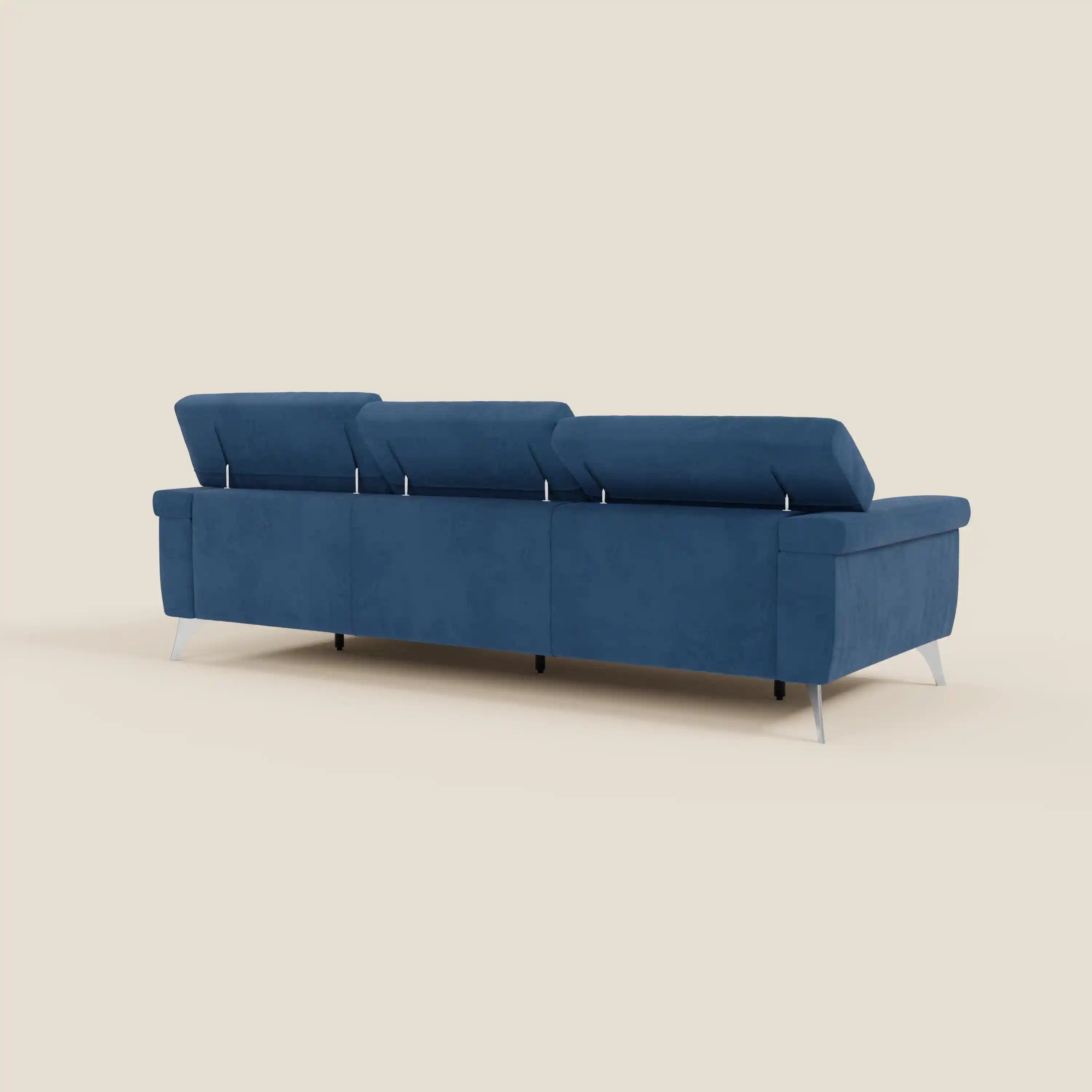 Il Raffaello Divano angolare di Divani.Store è un moderno divano in microfibra blu con sedute scorrevoli, poggiatesta regolabili e sottili gambe in metallo, caratterizzato da un design minimalista e mostrato dallo schienale su uno sfondo beige.