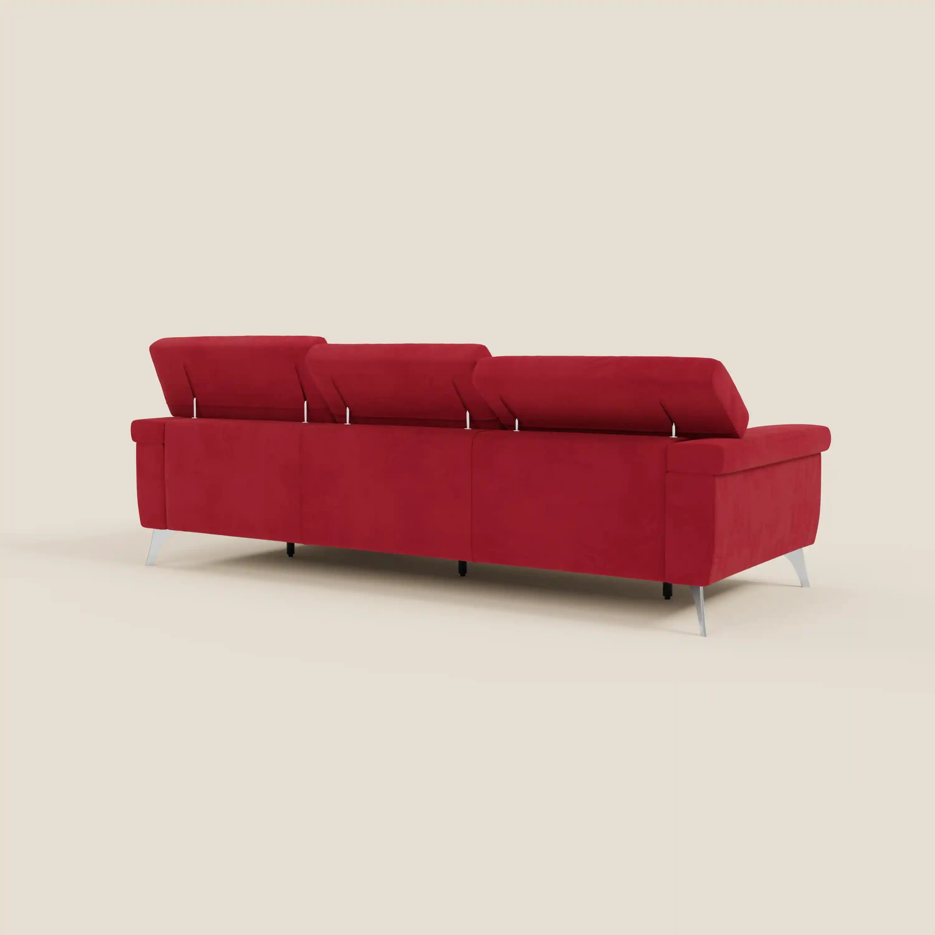 Il Divano angolare Raffaello di Divani.Store, in microfibra antimacchia rosso T11, è caratterizzato da sedute scorrevoli, poggiatesta regolabili e sottili gambe in metallo. Nella foto, il divano è visto da dietro, su uno sfondo beige chiaro.