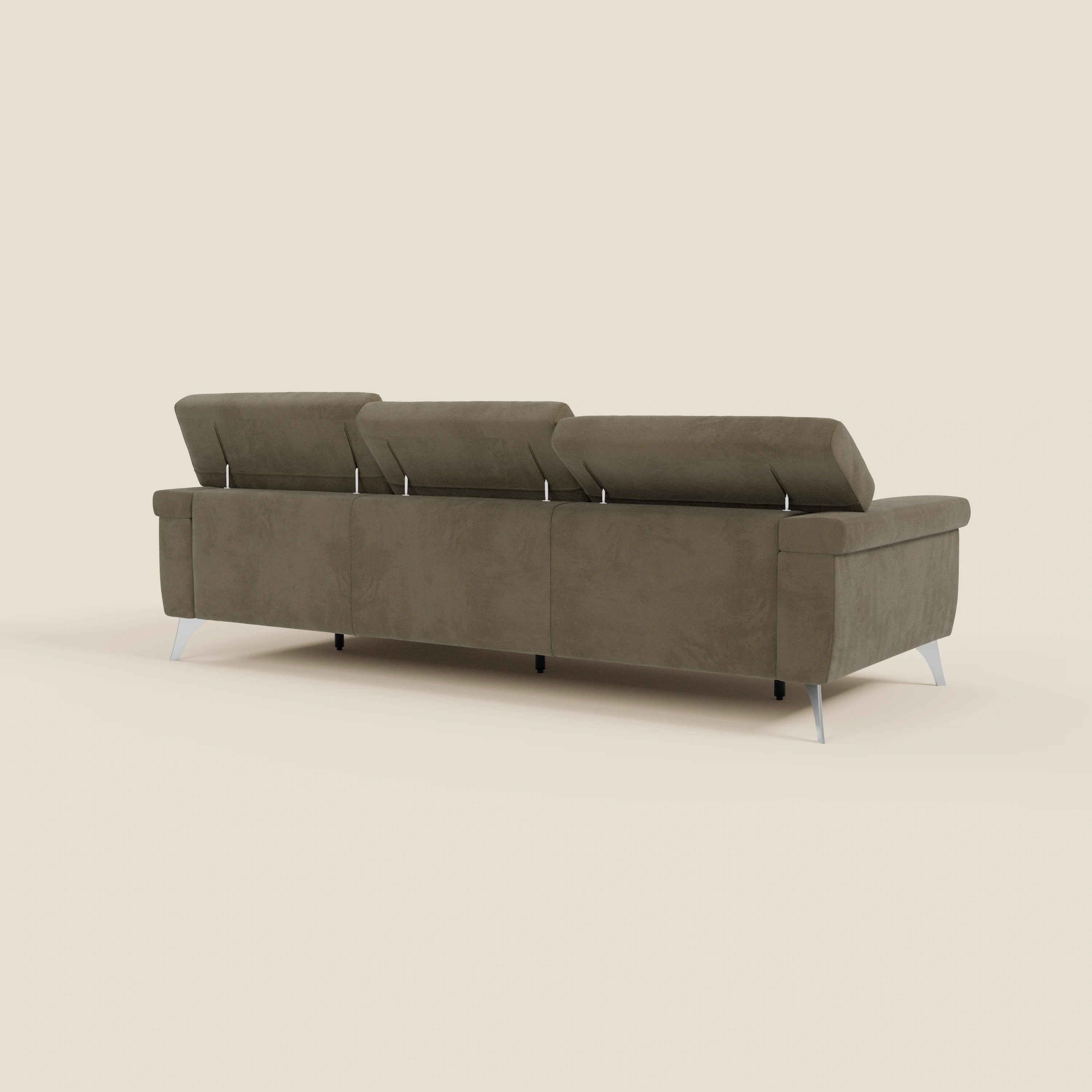 Il divano angolare Raffaello di Divani.Store è caratterizzato da sedute scorrevoli e poggiatesta regolabili, rivestiti in microfibra marrone T11 antimacchia. Il divano è presentato dal retro con eleganti gambe in metallo argentato su uno sfondo chiaro.