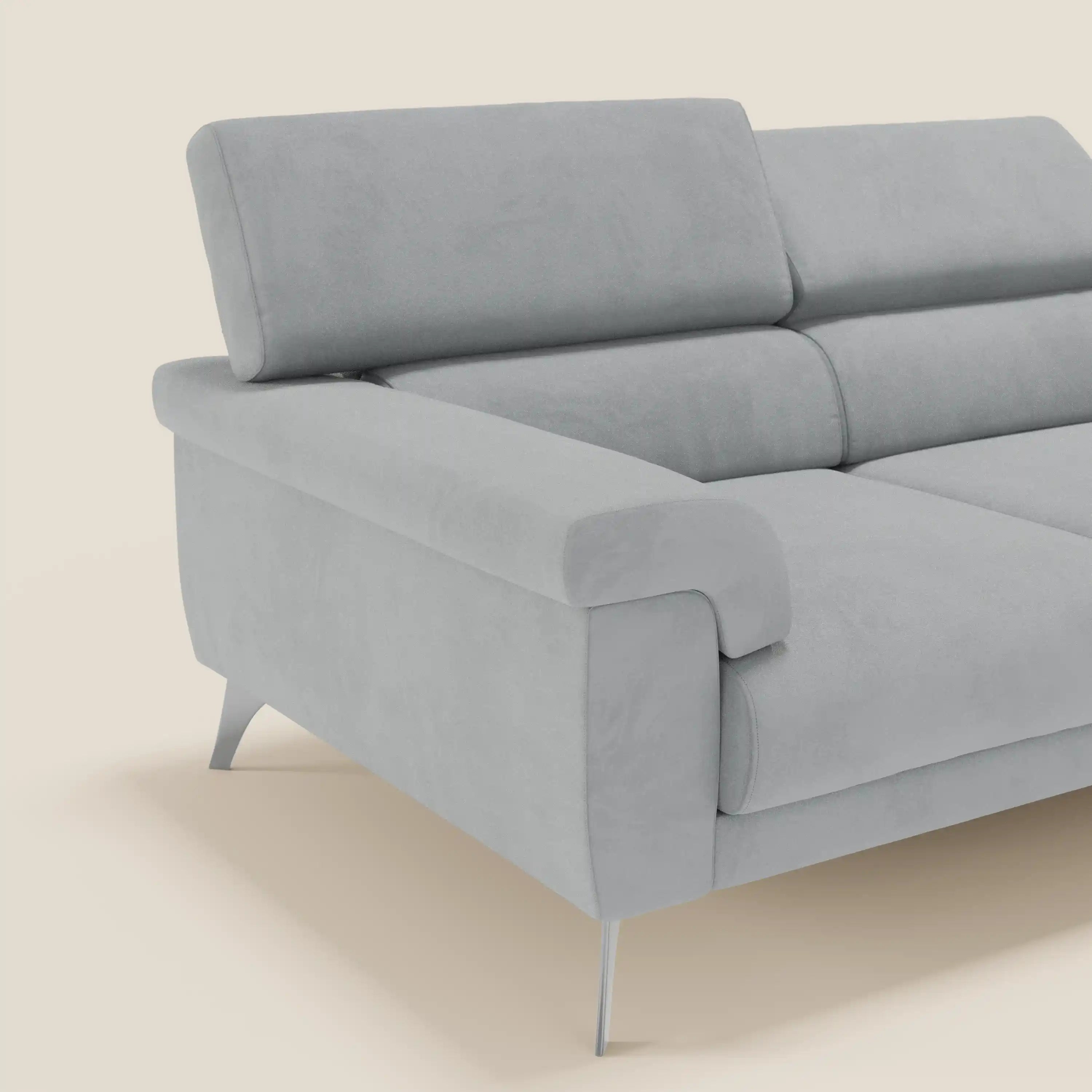 L'immagine mostra il divano Raffaello con 3 sedute allungabili e poggiatesta reclinabile in microfibra smacchiabile T11 grigio chiaro di Divani.Store, mettendo in evidenza il design elegante, i cuscini morbidi e le gambe in metallo su uno sfondo beige neutro.