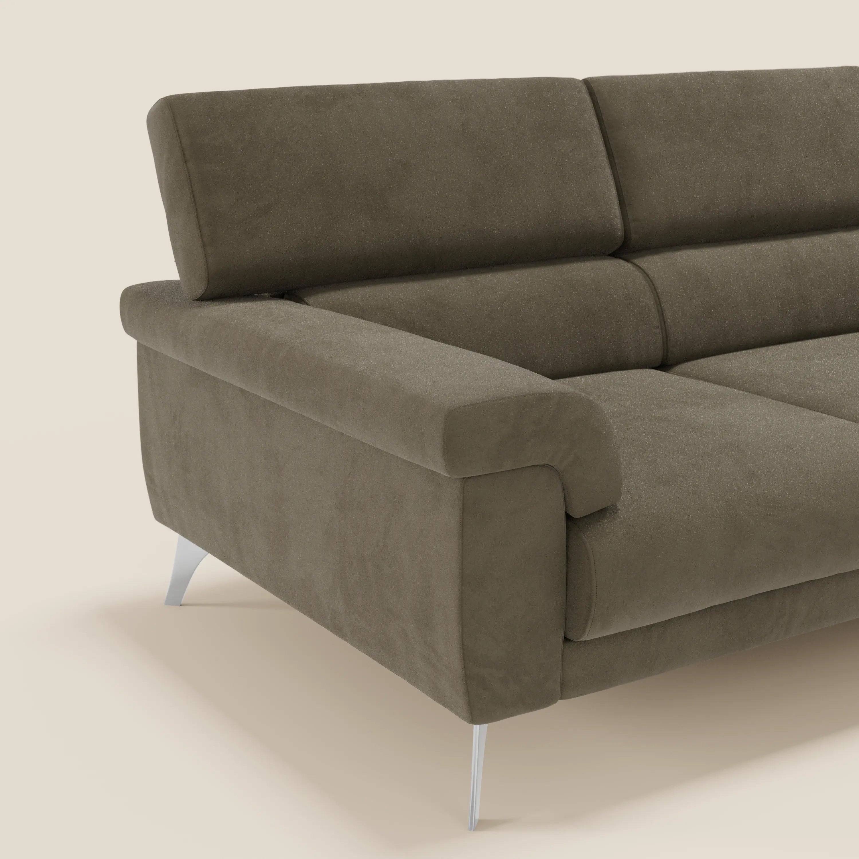 Il divano angolare Raffaello di Divani.Store, con sedute scorrevoli e poggiatesta regolabili in microfibra antimacchia marrone T11, è caratterizzato da ampi braccioli, morbidi cuscini e sottili gambe in metallo su un semplice sfondo beige.