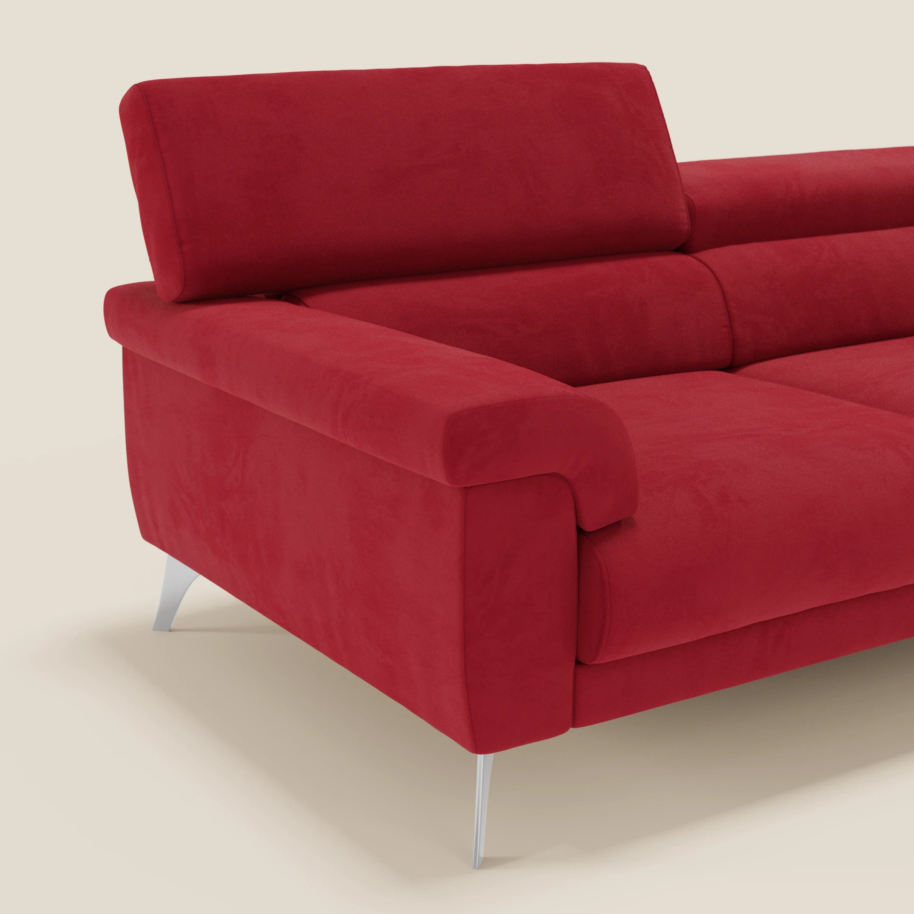 Il divano Raffaello di Divani.Store è caratterizzato da sedute allungabili, poggiatesta reclinabili e imbottitura in microfibra smacchiabile T11 rosso, con ampi braccioli ed eleganti gambe in metallo argentato, su sfondo beige chiaro.