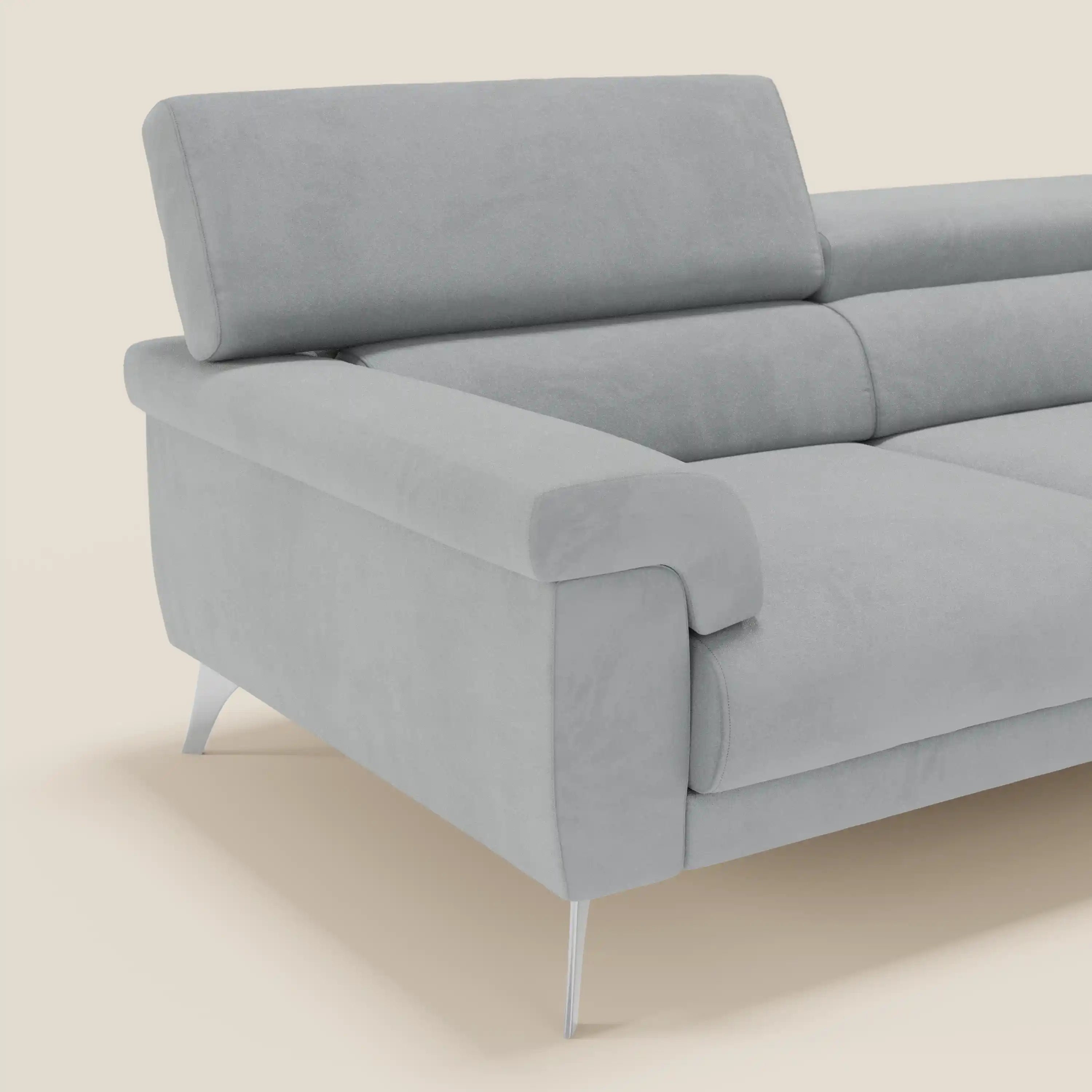 Il divano Raffaello con sedute allungabili e poggiatesta reclinabili in microfibra smacchiabile T11 grigio chiaro di Divani.Store è caratterizzato da ampi e morbidi braccioli, cuscini felpati, gambe angolate in metallo; solo il lato sinistro è mostrato su sfondo crema.